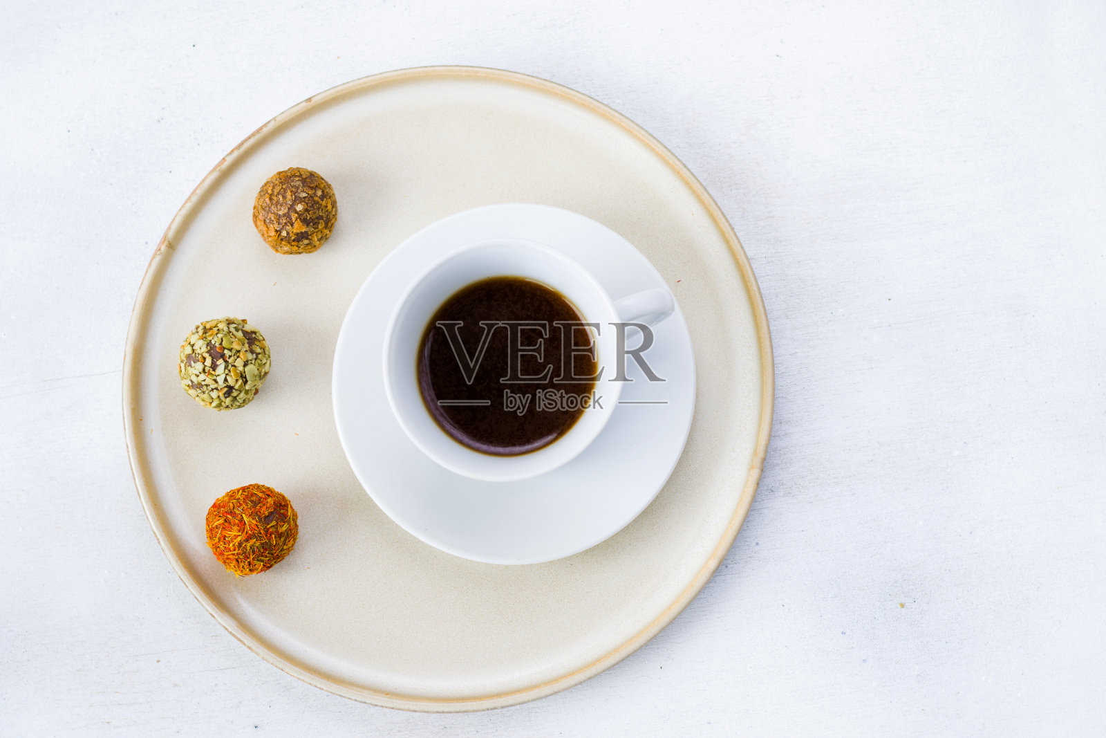 咖啡盘里有浓缩咖啡和松露球，咖啡和甜点照片摄影图片