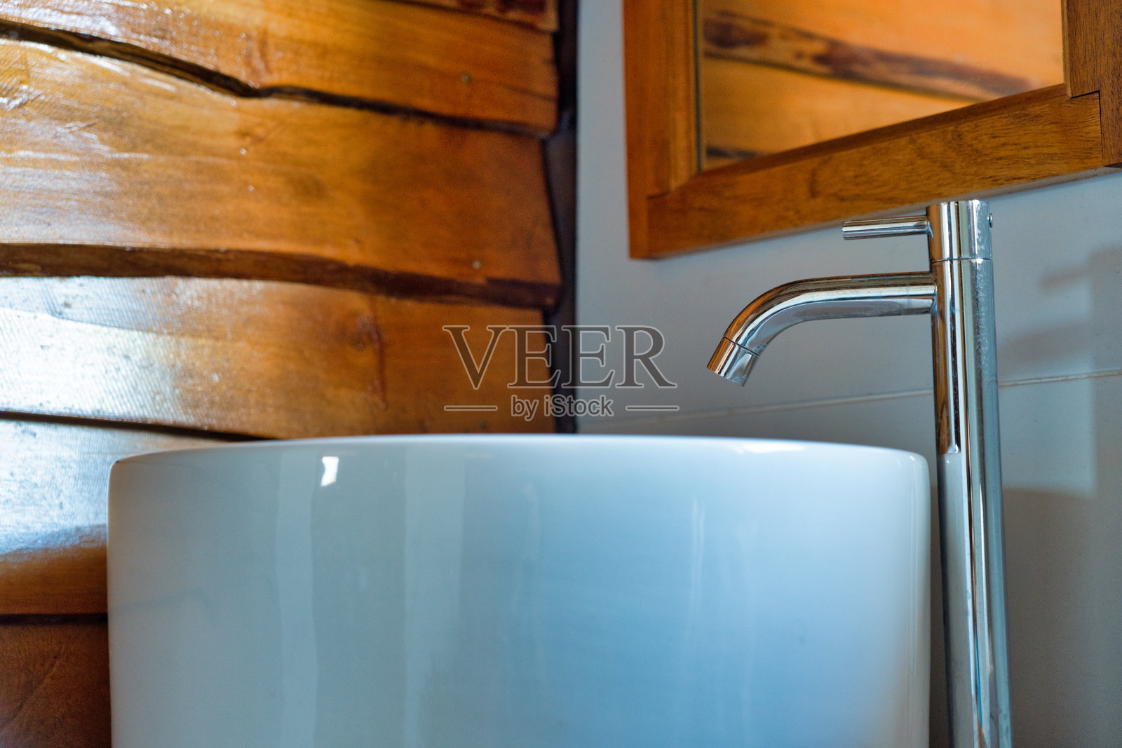 木制小木屋中的现代圆形浴室水槽和水龙头照片摄影图片