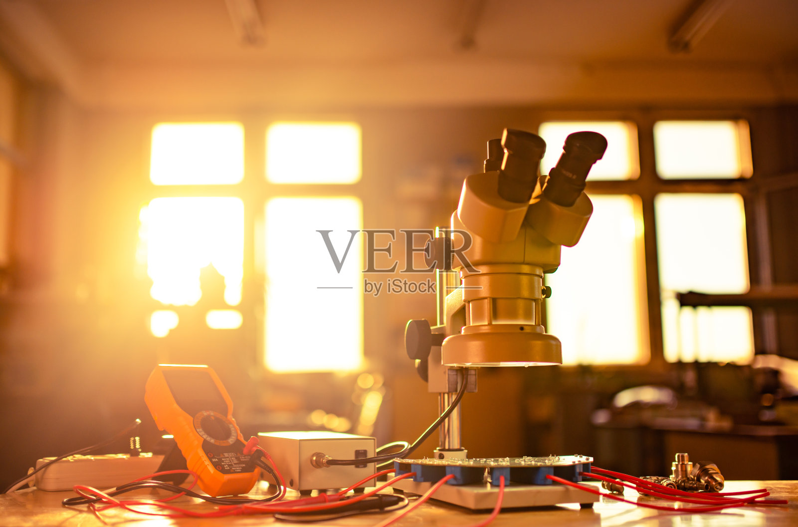 现代显微镜，连接器组件和大型绿色微电路在车间实验室照片摄影图片