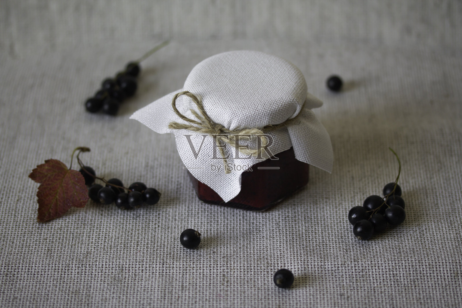 玻璃罐子里的黑醋栗酱照片摄影图片