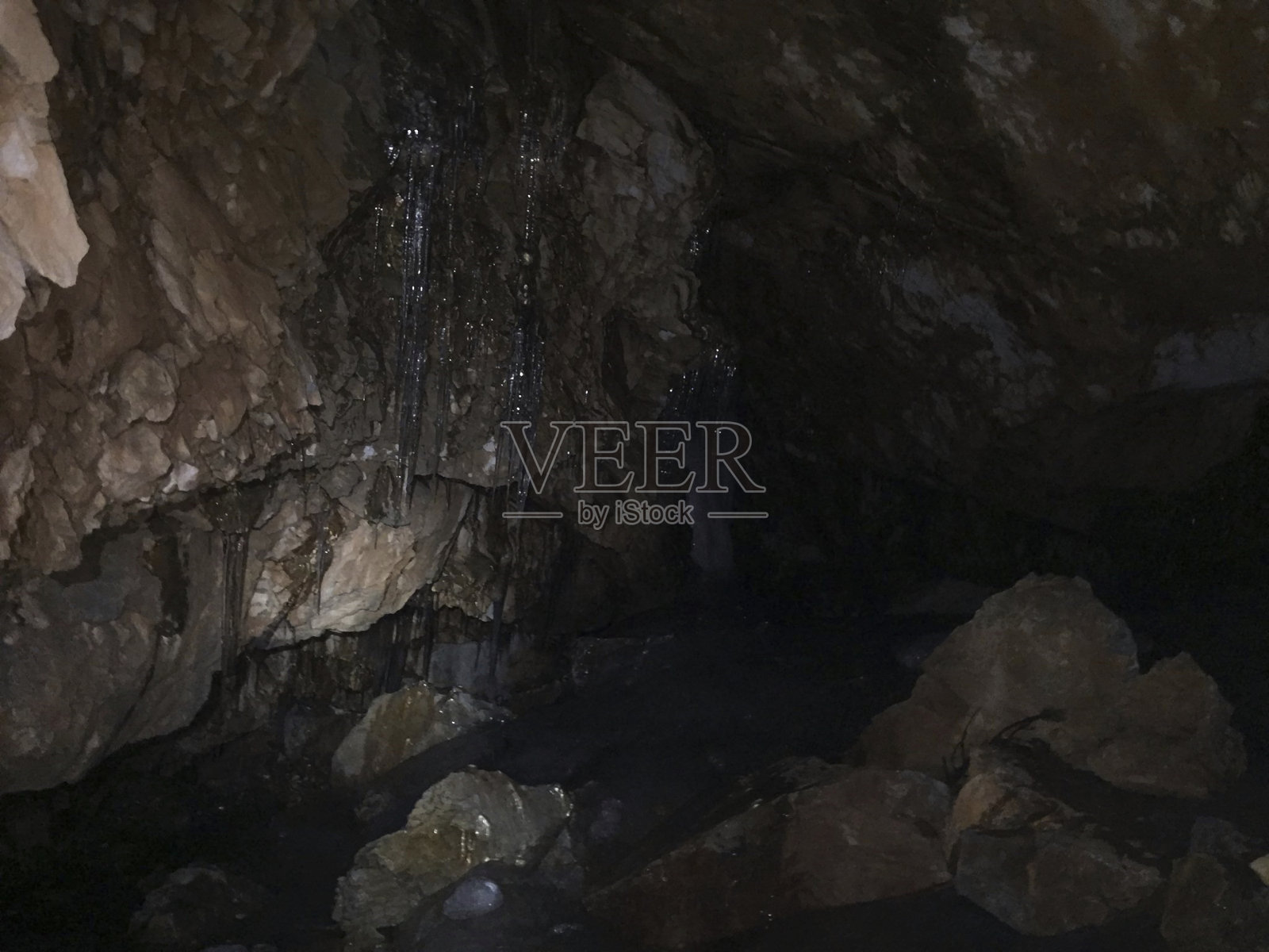 一个有冰冻冰的洞穴照片摄影图片