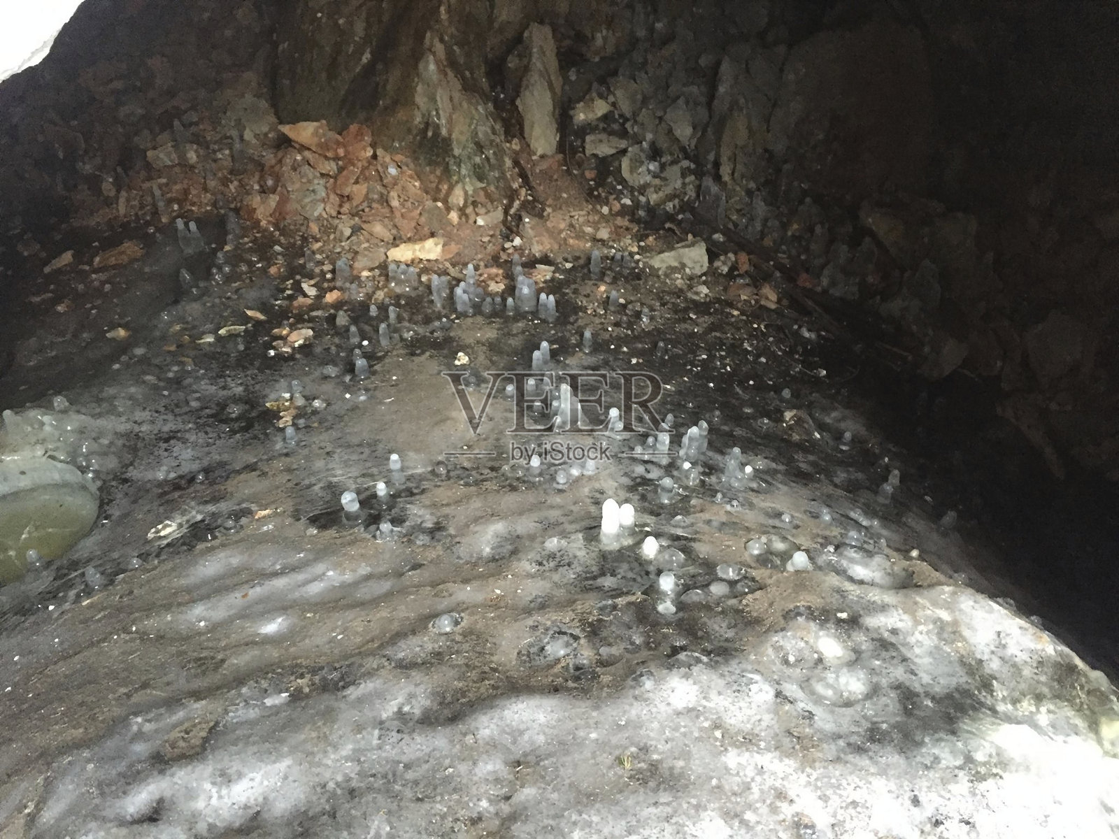 一个有冰冻冰的洞穴照片摄影图片