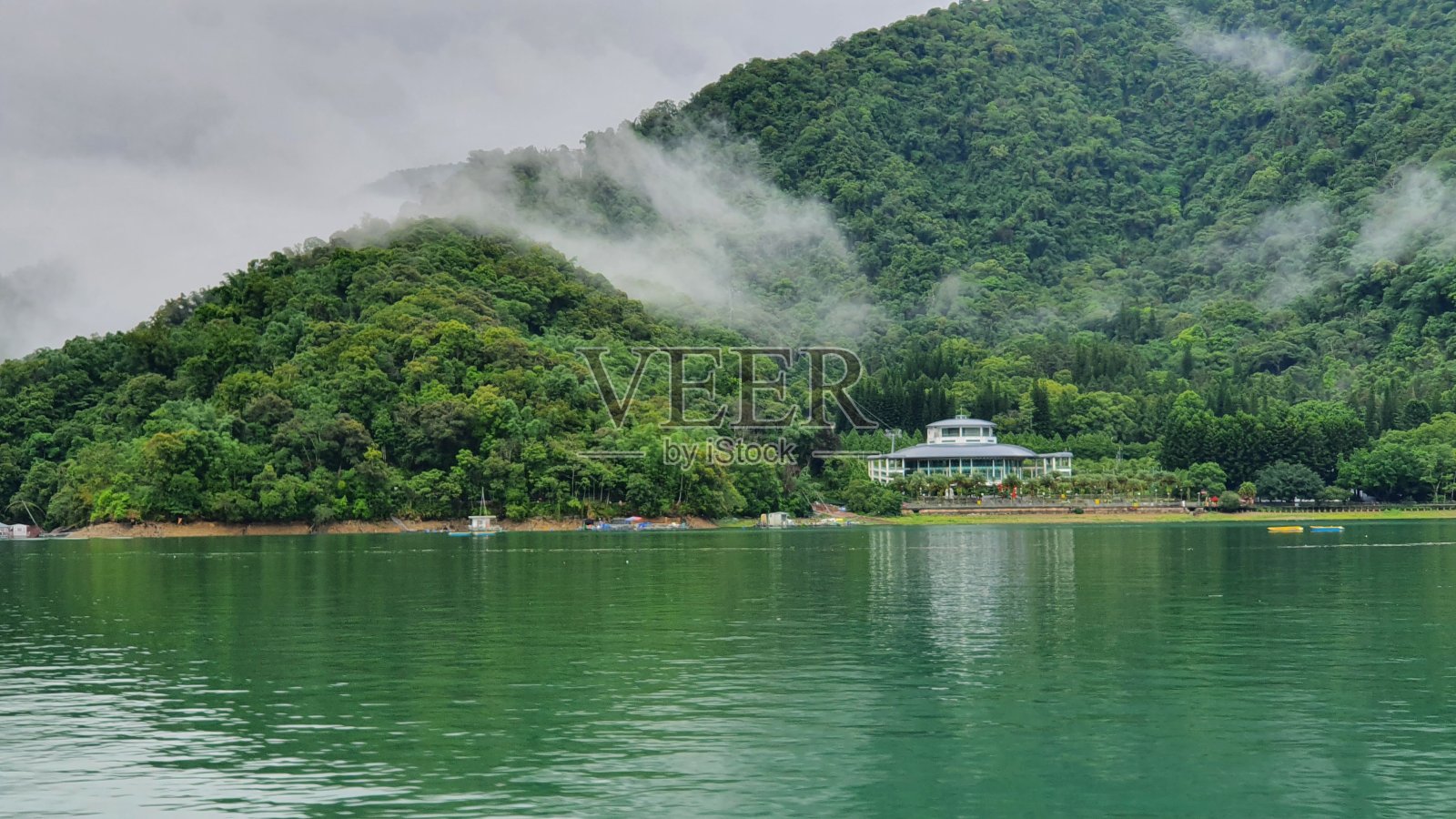 低云在岸边照片摄影图片