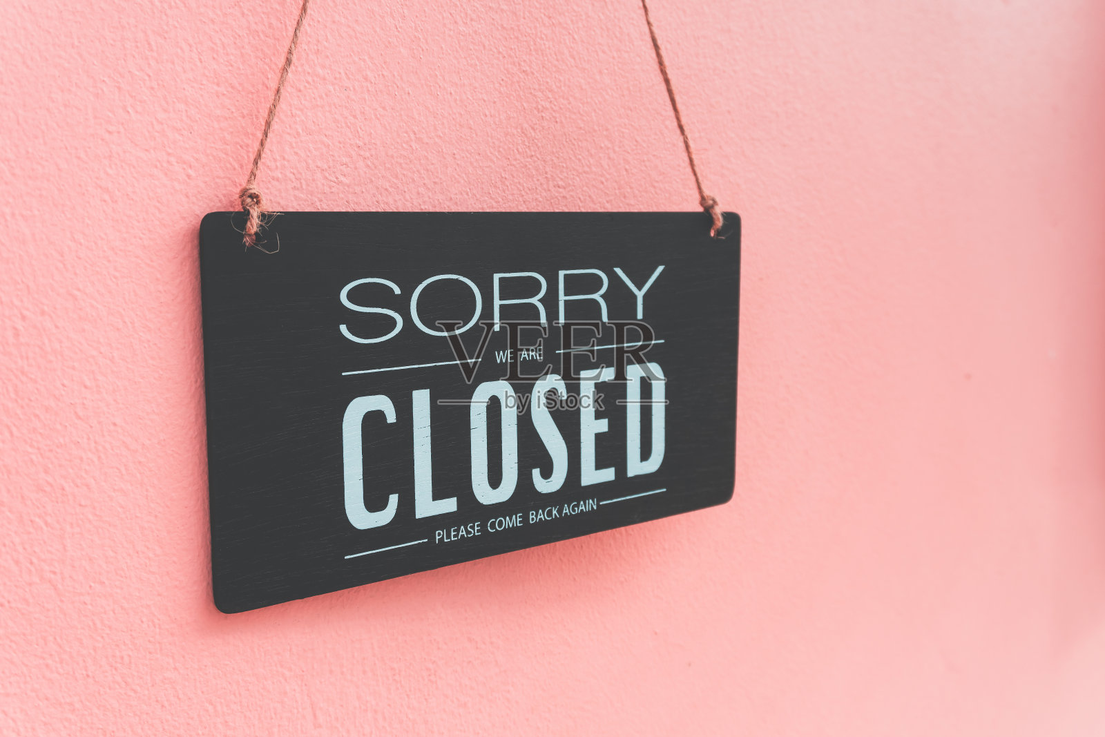 对不起，我们关门了。图像挂在粉红色的墙上照片摄影图片