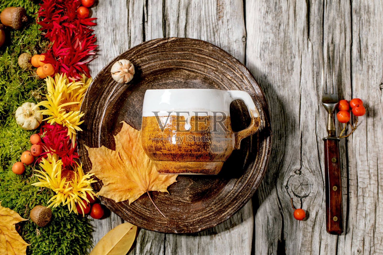 秋季餐桌上铺满苔藓和树叶照片摄影图片