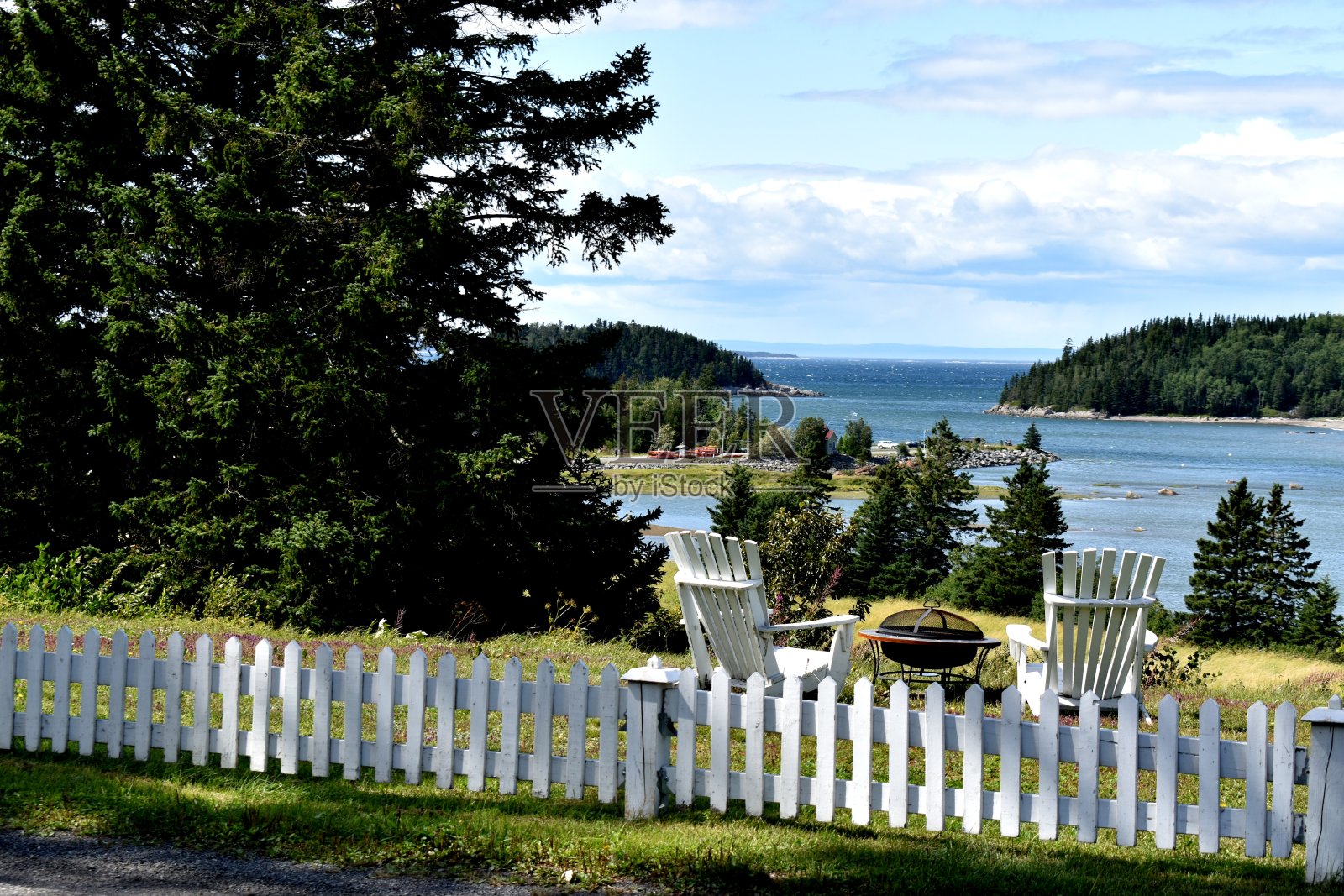 海滩上的空长凳照片摄影图片