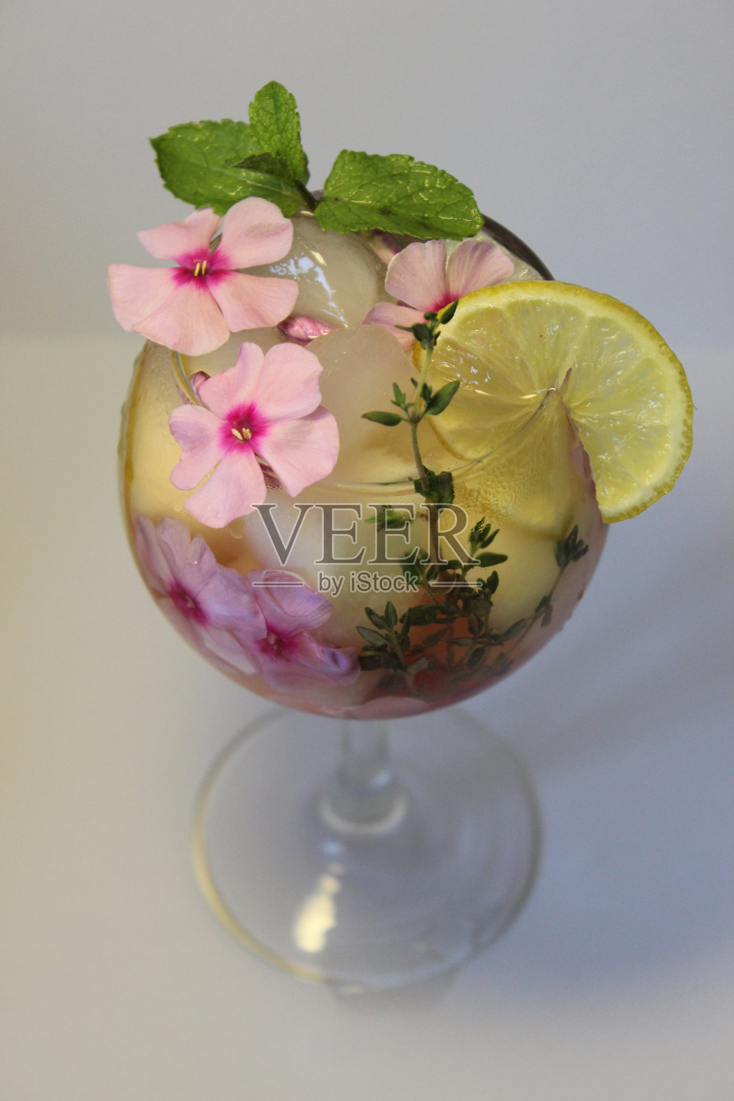 一杯清凉的柠檬茶加薄荷叶照片摄影图片