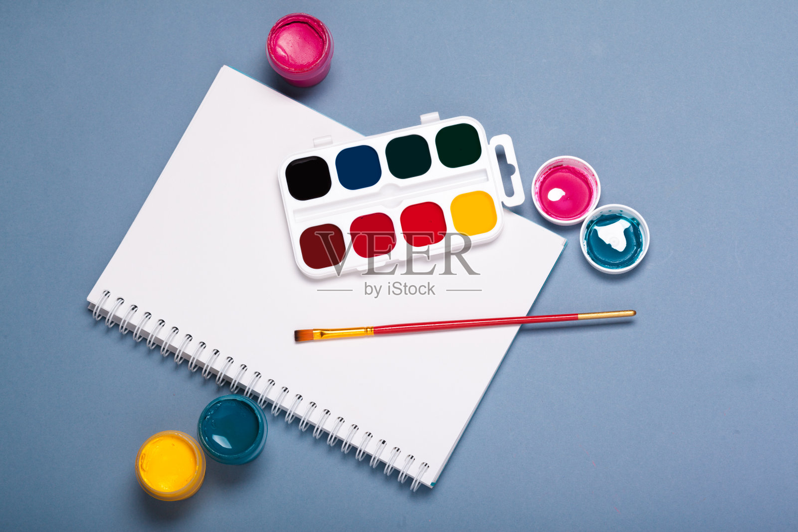 纸，水彩，画笔和一些艺术的东西近距离俯视图照片摄影图片