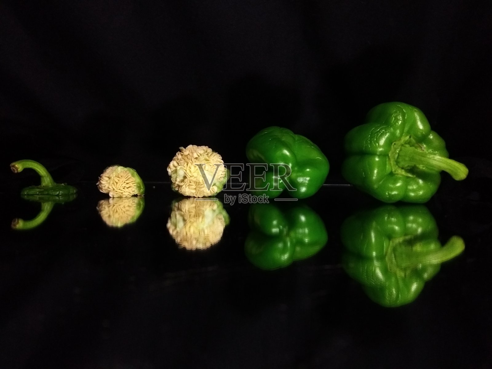 青椒或甜椒，种子和茎部以黑色为背景照片摄影图片