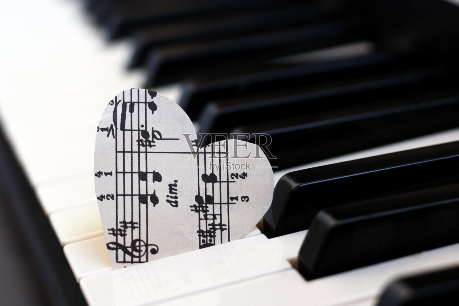 2020年9月2日。连年,俄罗斯。钢琴上的纸心音符。照片摄影图片