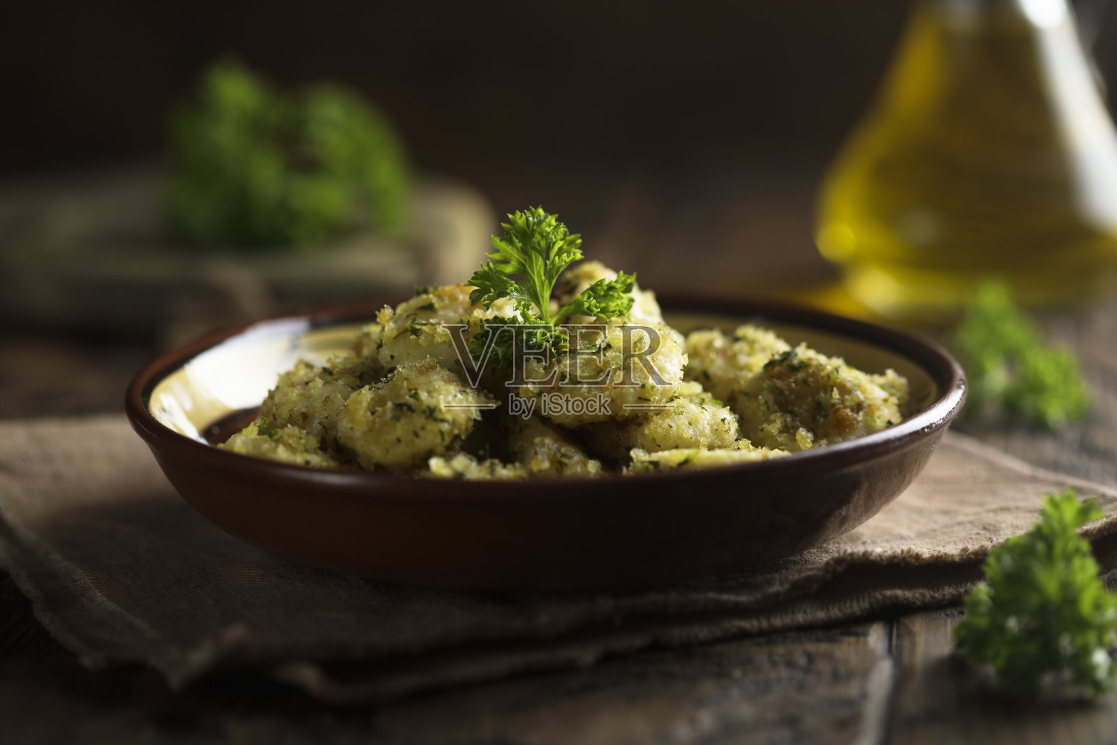 土豆汤圆配香蒜酱照片摄影图片