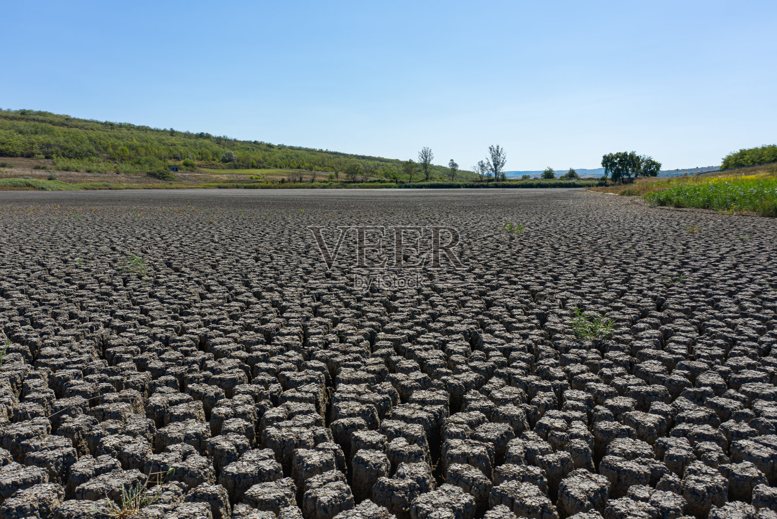 蓝天下，干旱深深的裂了大地照片摄影图片