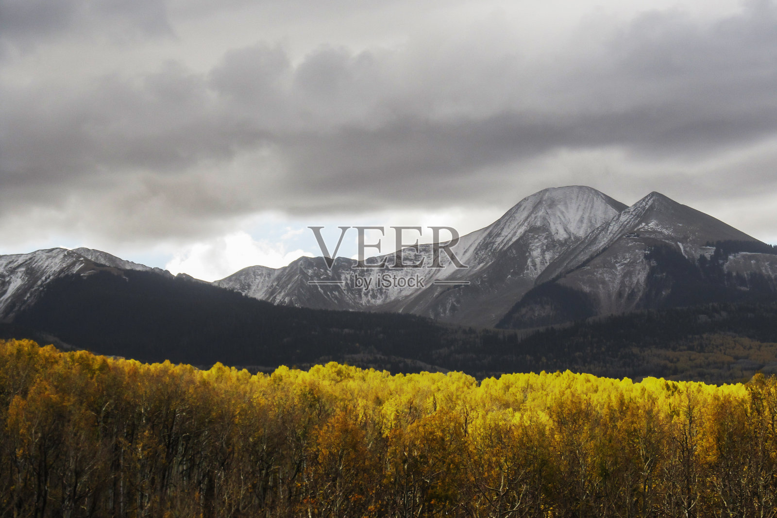 在深秋的草堆山照片摄影图片