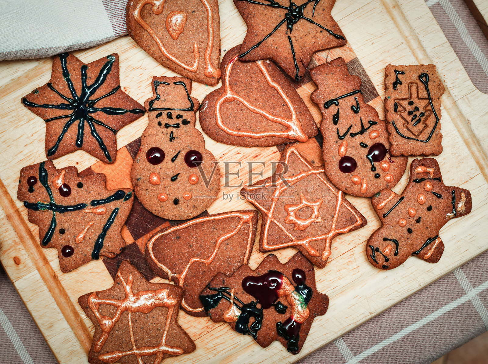 孩子们用手装饰圣诞姜饼照片摄影图片