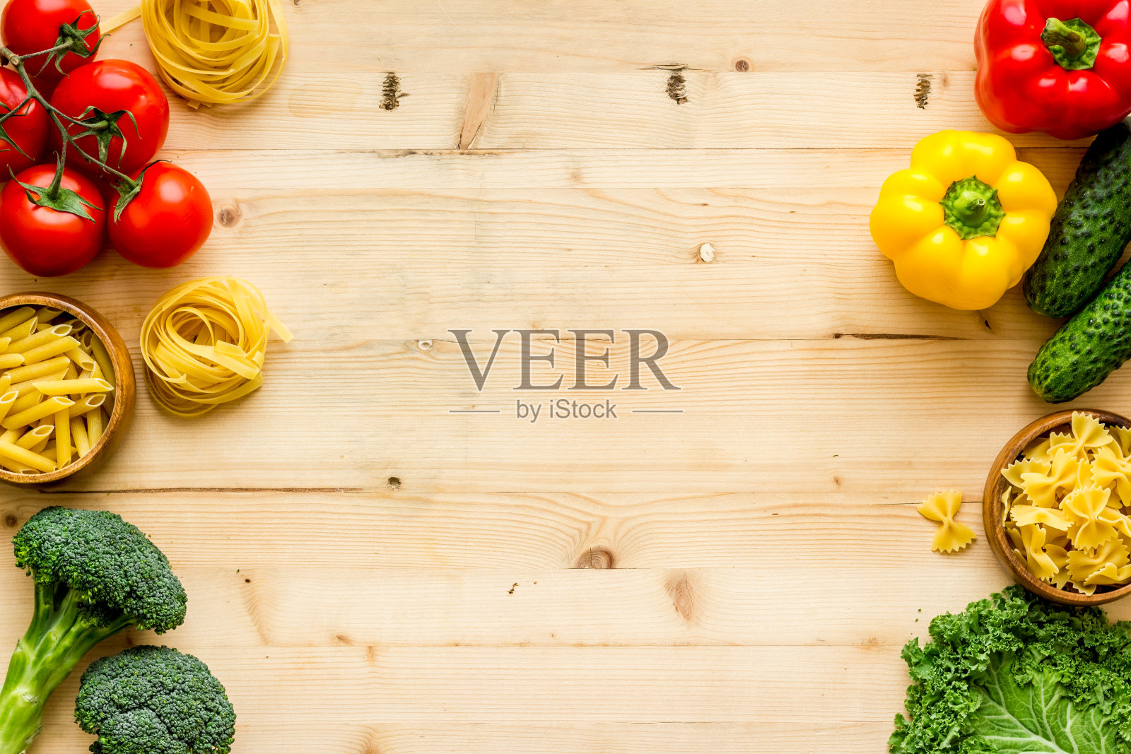 用生蔬菜、豆类和香草清洁饮食理念照片摄影图片