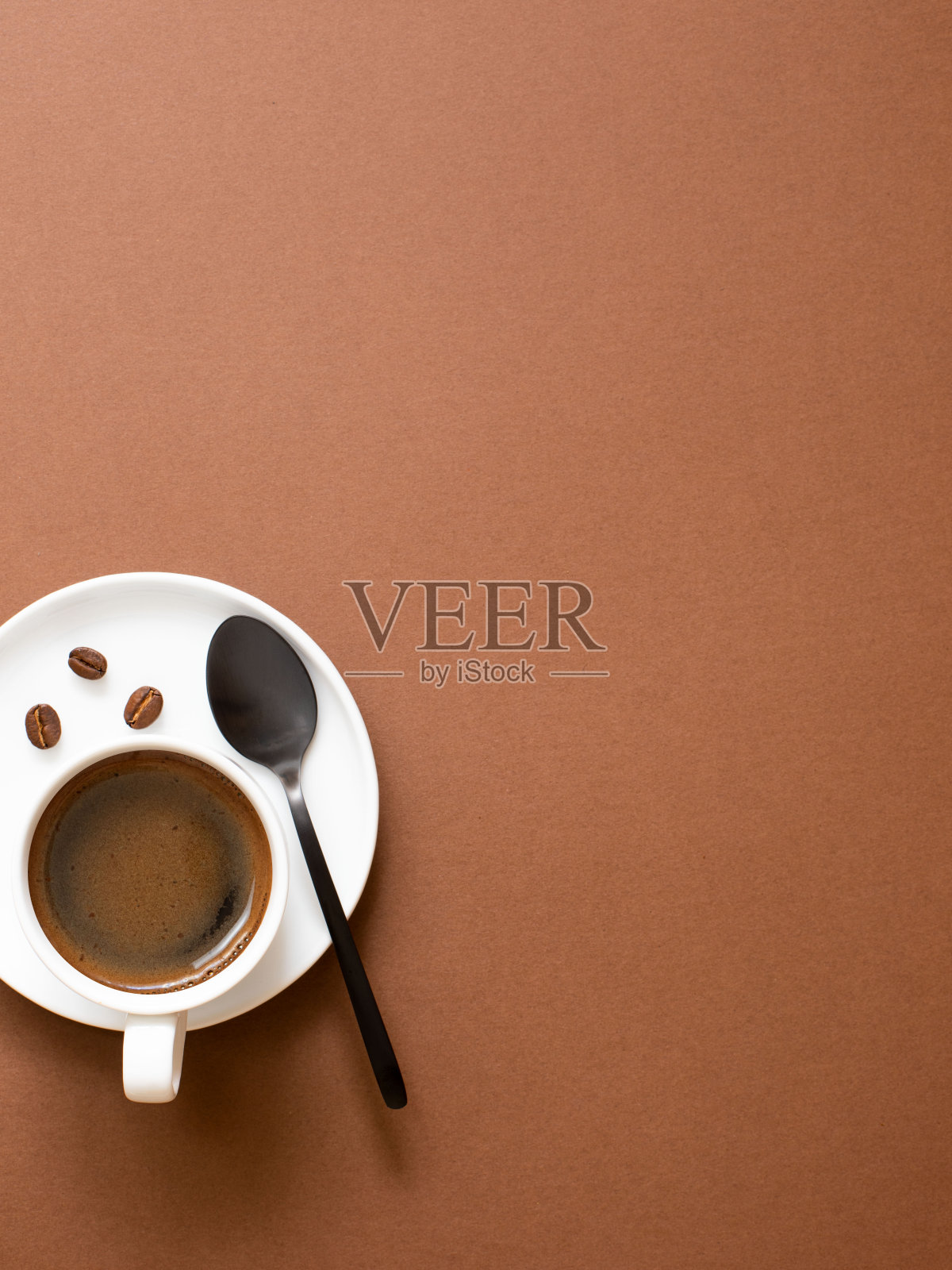 带有文案空间的棕色背景上的咖啡杯照片摄影图片