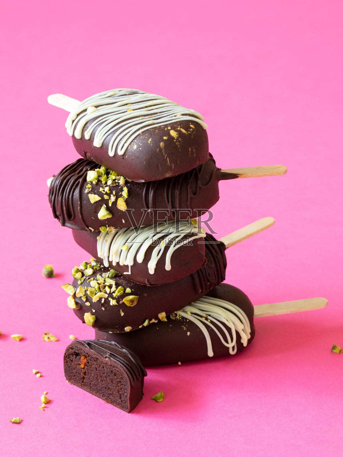 粉色背景上的纯素巧克力蛋糕冰棒照片摄影图片