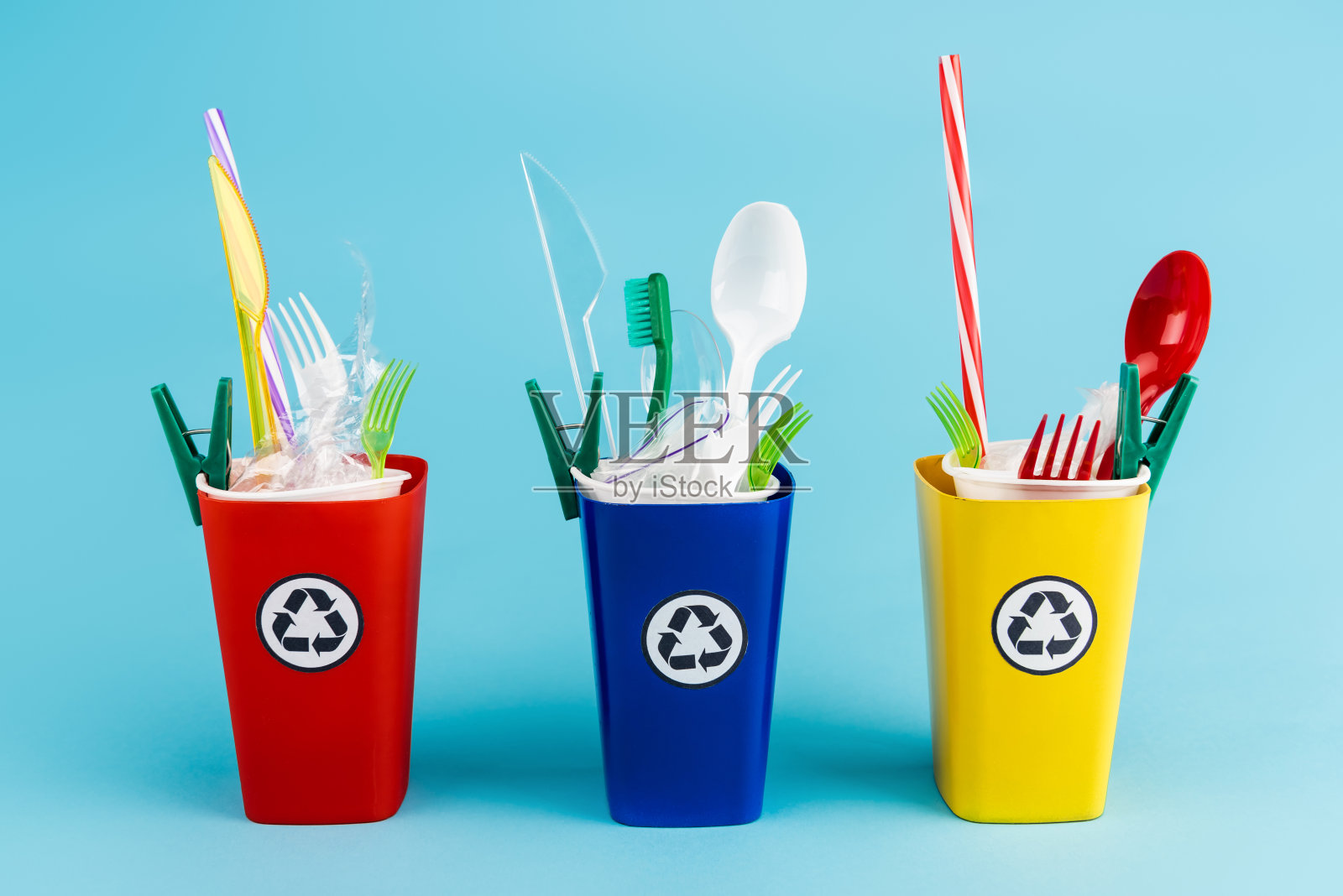 蓝色背景的塑料多色回收箱照片摄影图片