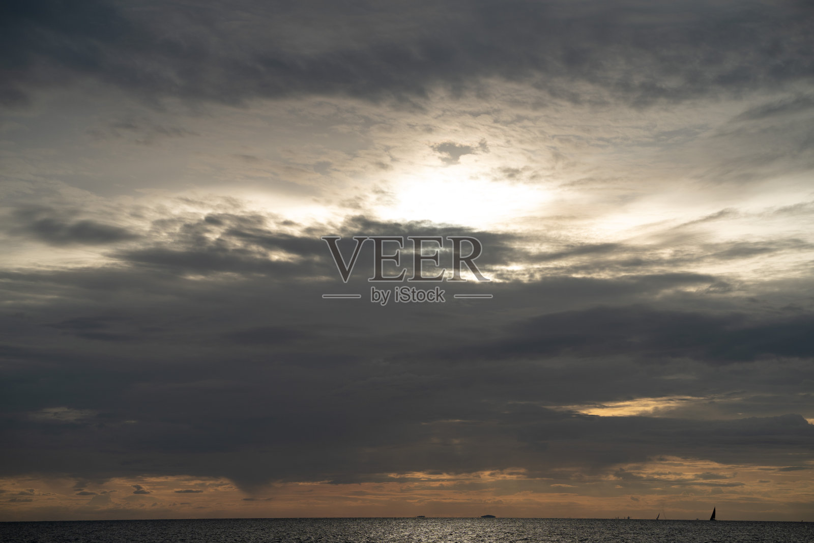 泰国芭堤雅海面上的日落。照片摄影图片