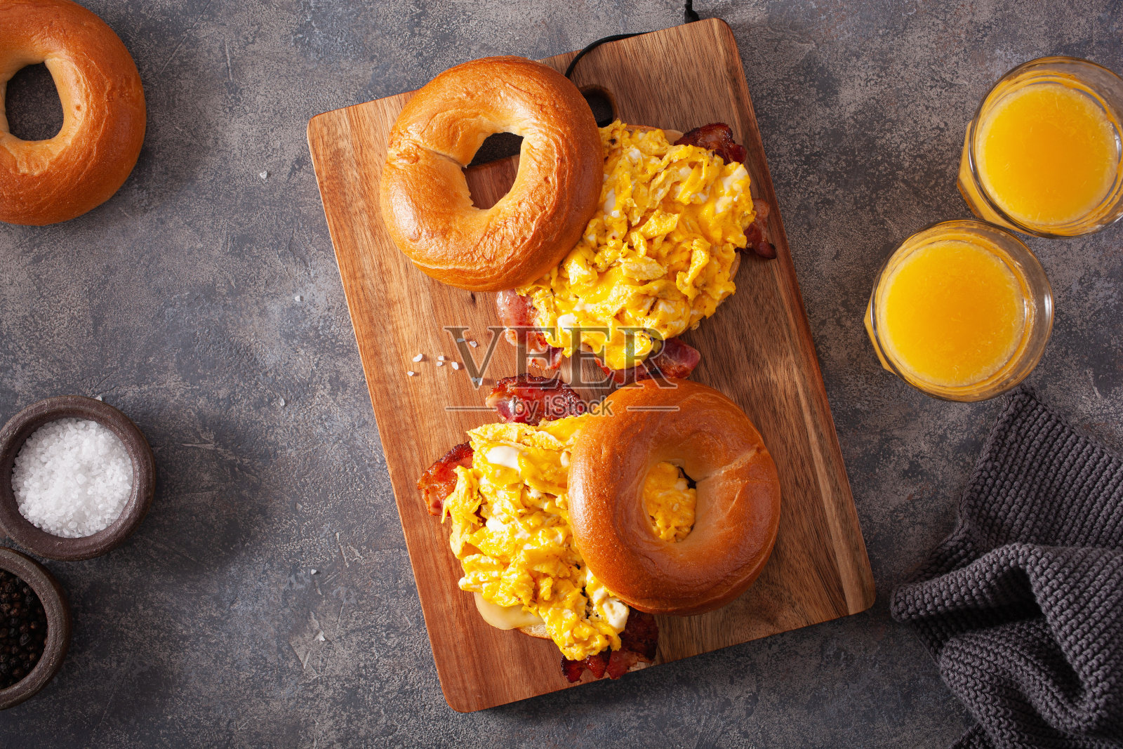 早餐鸡蛋、培根三明治、芝士百吉饼照片摄影图片