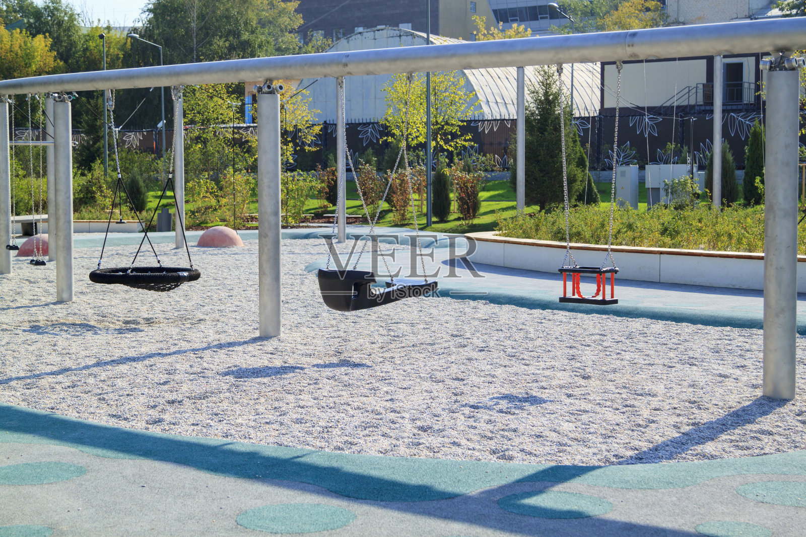 现代公园里空荡荡的孤独秋千照片摄影图片