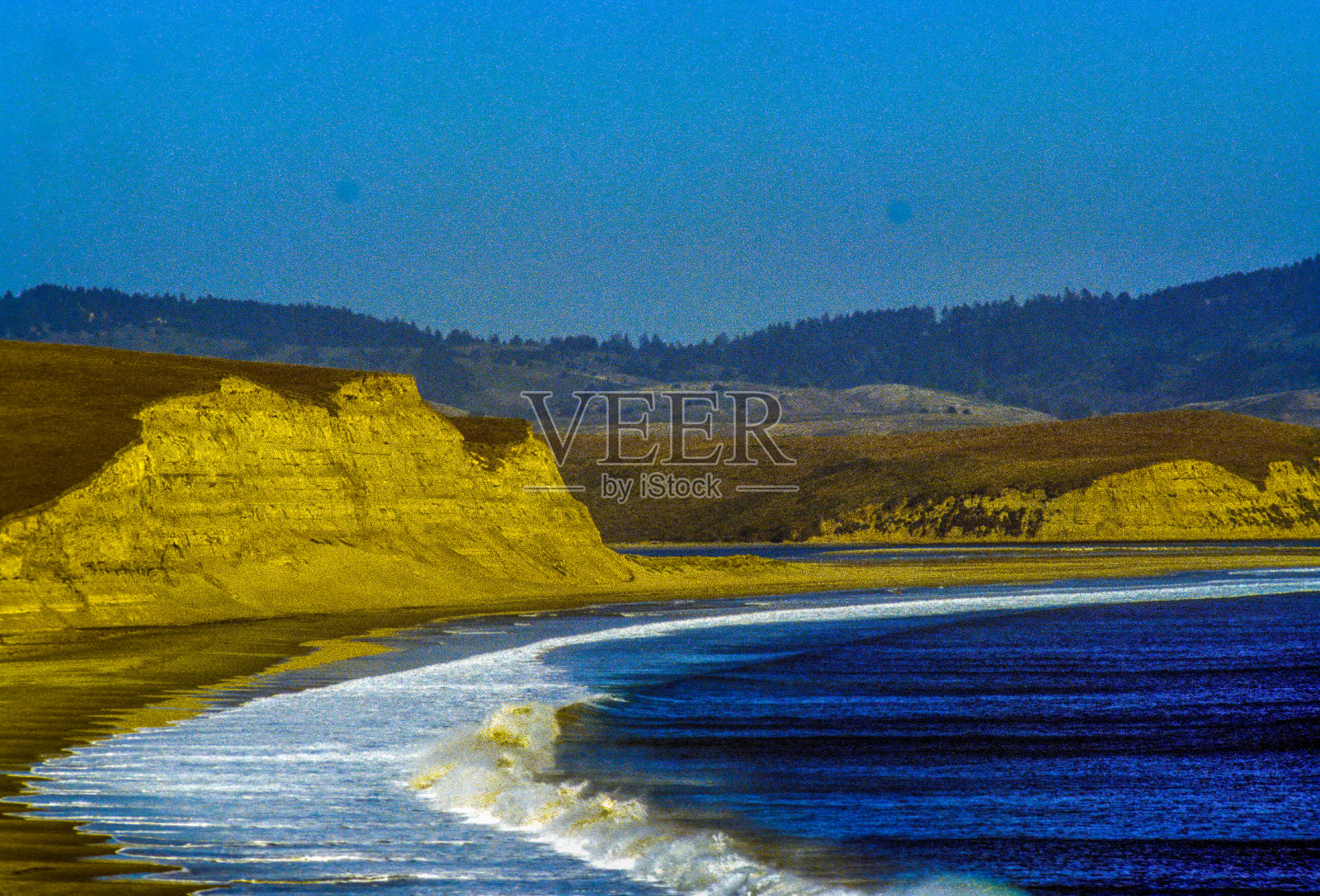 加州太平洋海岸海滩，沙滩，冲浪，悬崖，天空照片摄影图片