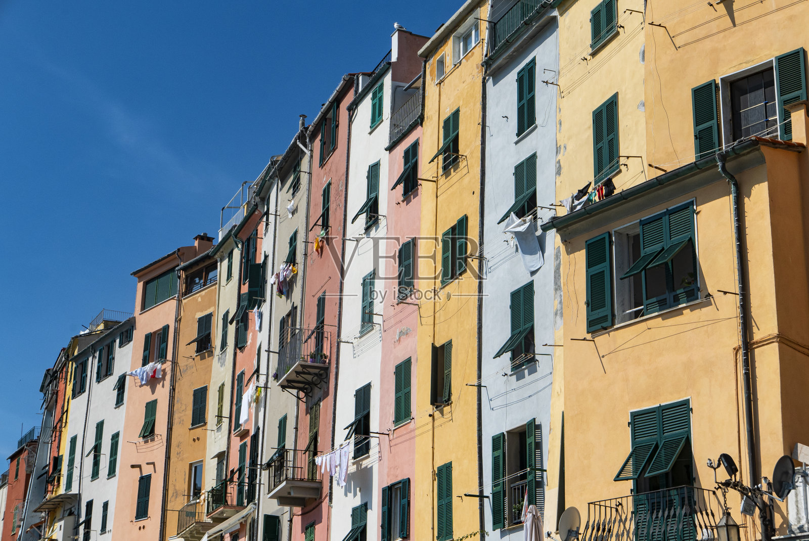 维内勒港海边的立面照片摄影图片