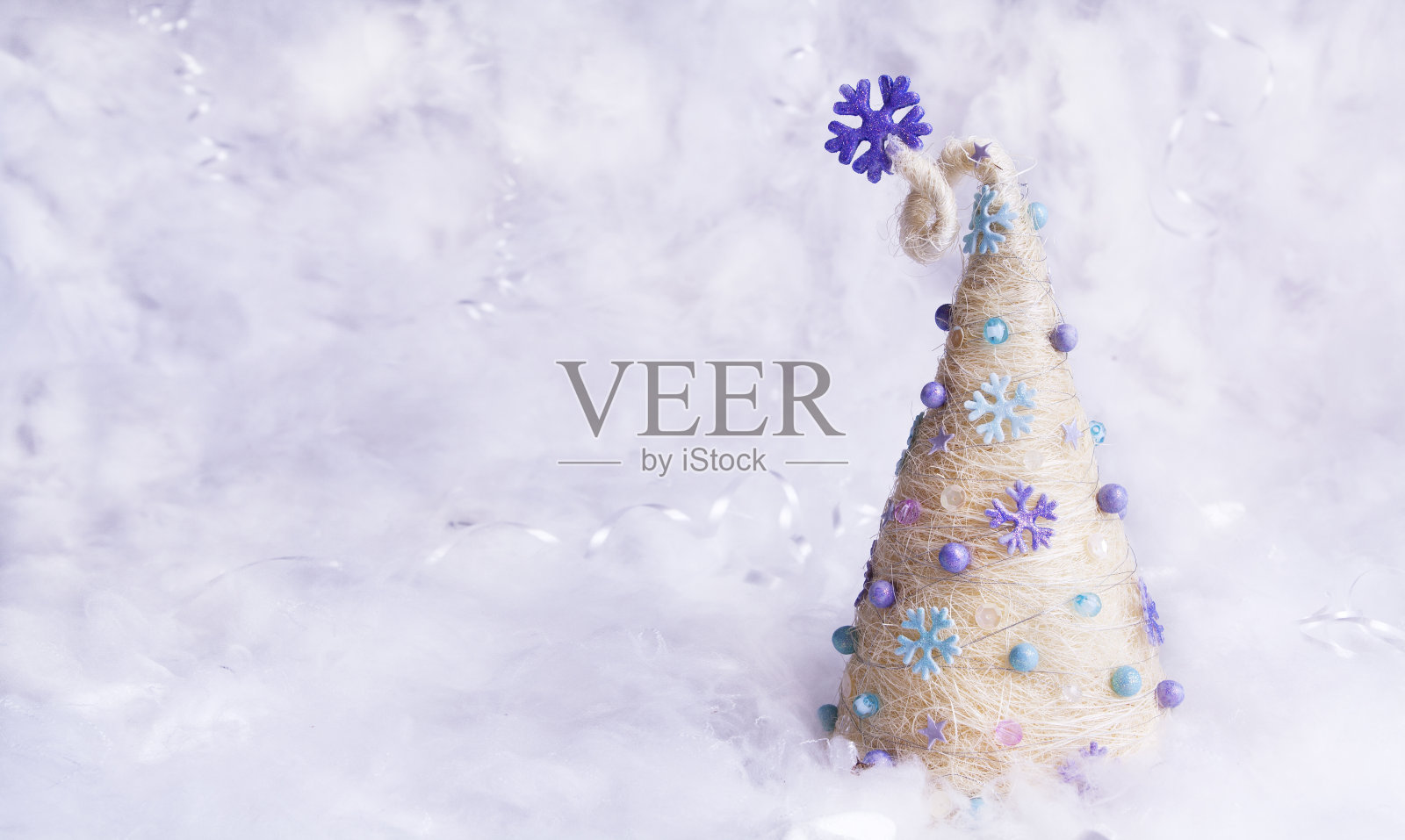 抽象圣诞树在雪地里用拷贝的空间。新年和圣诞节的横幅照片摄影图片