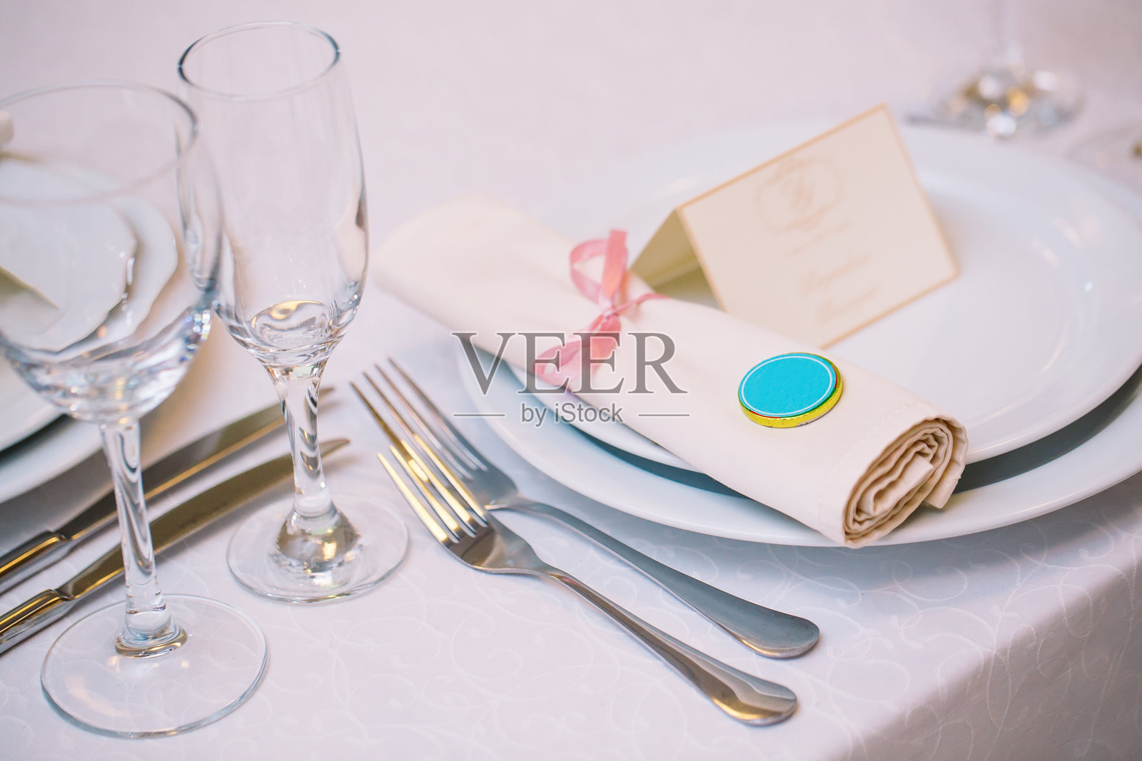 婚礼餐桌在餐厅的设置。结婚宴会。照片摄影图片