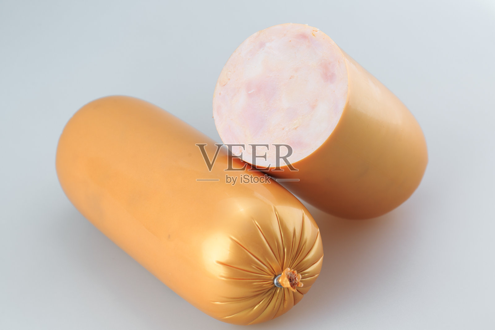 新鲜的香肠孤立在白色的背景上。照片摄影图片