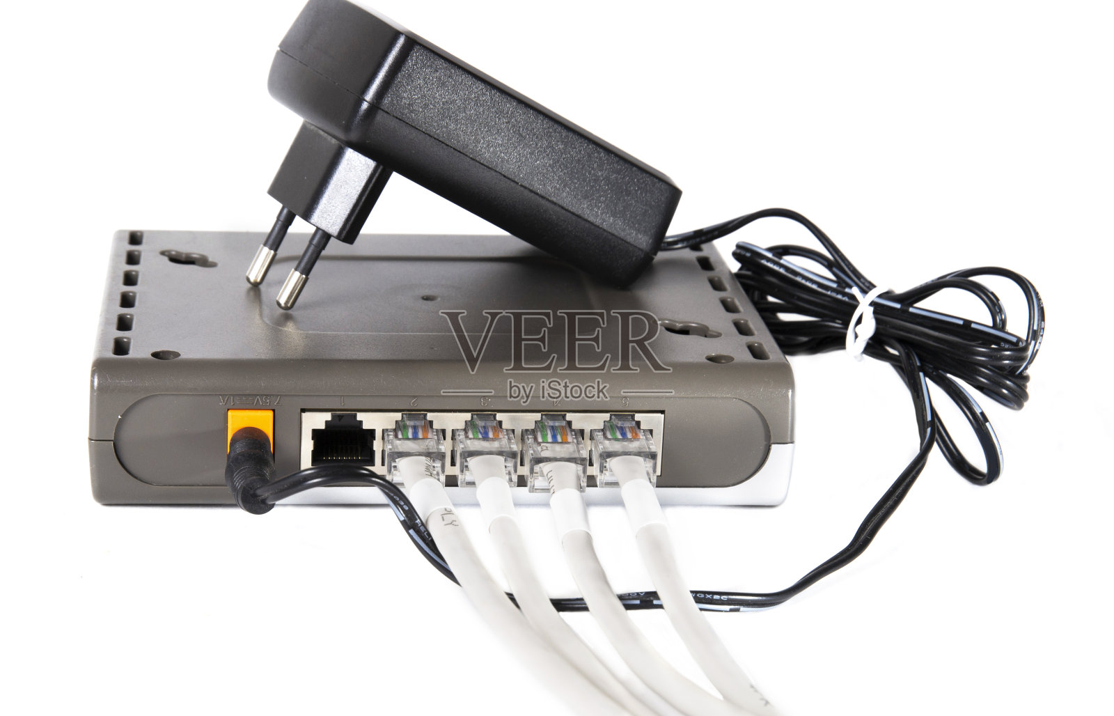 网络交换机HUB和以太网电缆局域网与电源。照片摄影图片