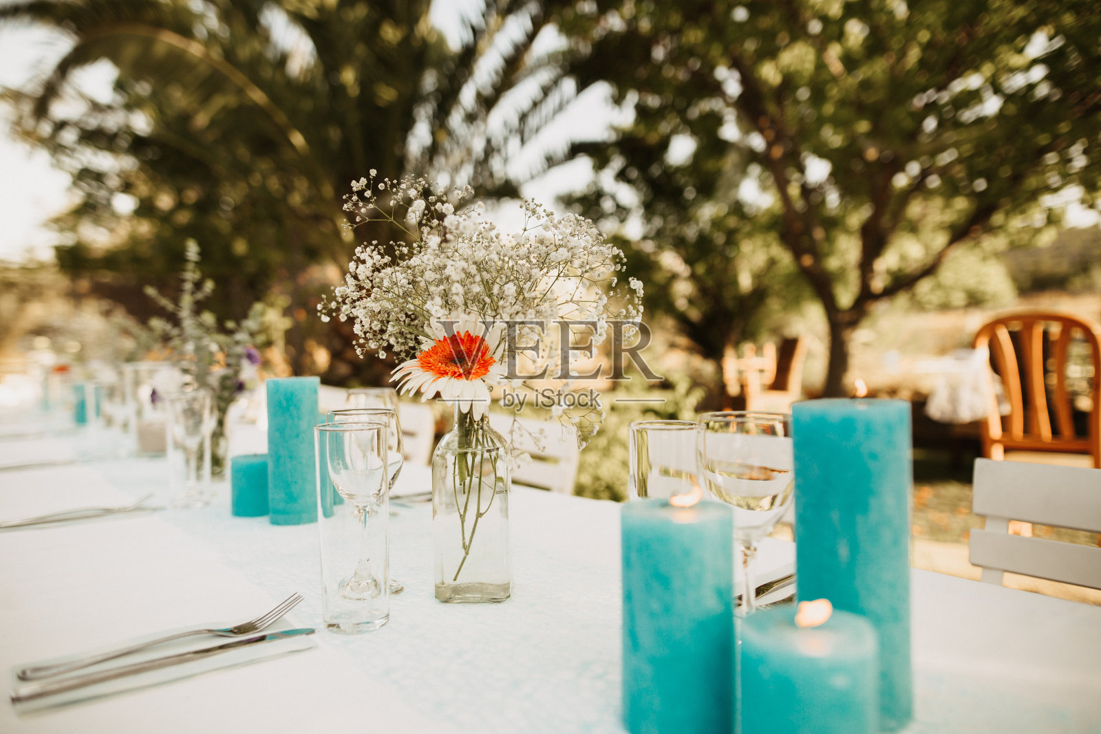 简单而漂亮的餐桌照片摄影图片