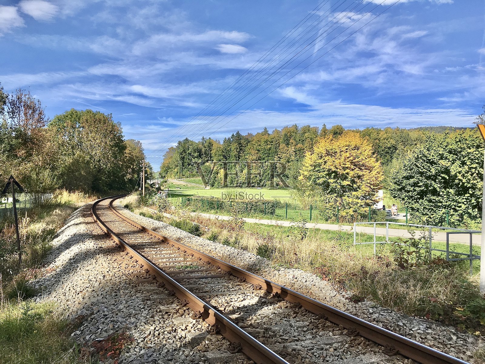 Schliersee是位于巴伐利亚阿尔卑斯山脉上巴伐利亚的一个天然湖泊。它位于米斯巴赫区Schliersee小镇的旁边。照片摄影图片