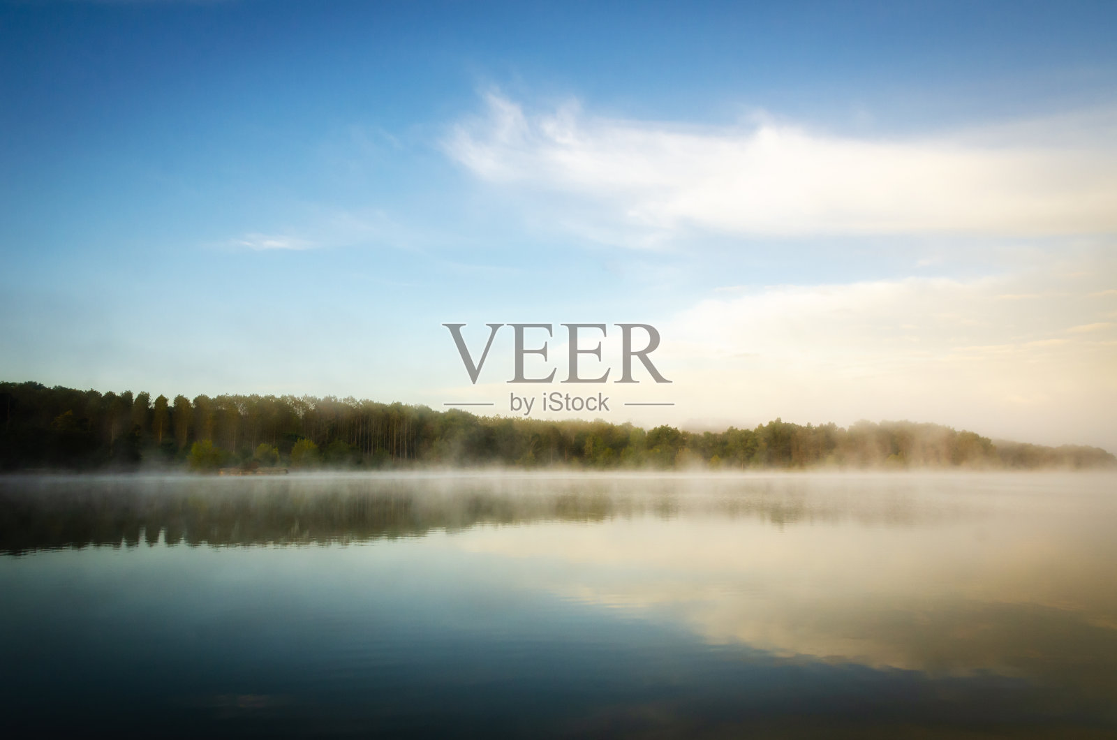 法国乌比湖上雾蒙蒙的早晨照片摄影图片