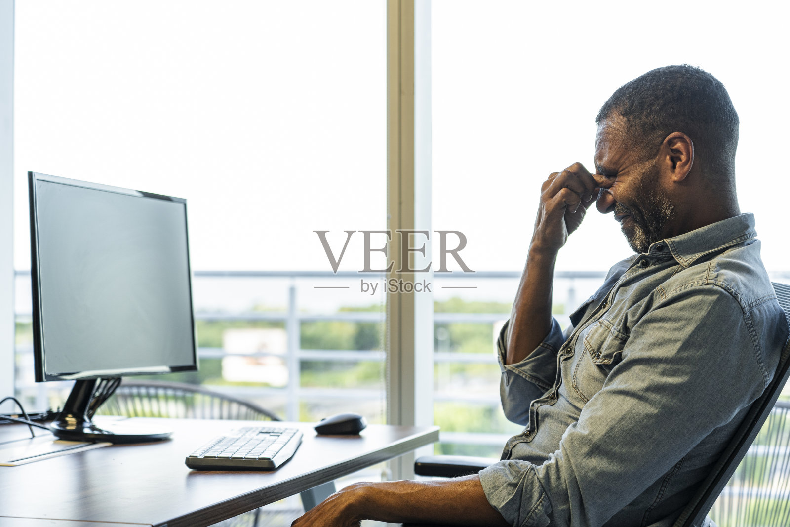 揉眼睛的上班族照片摄影图片