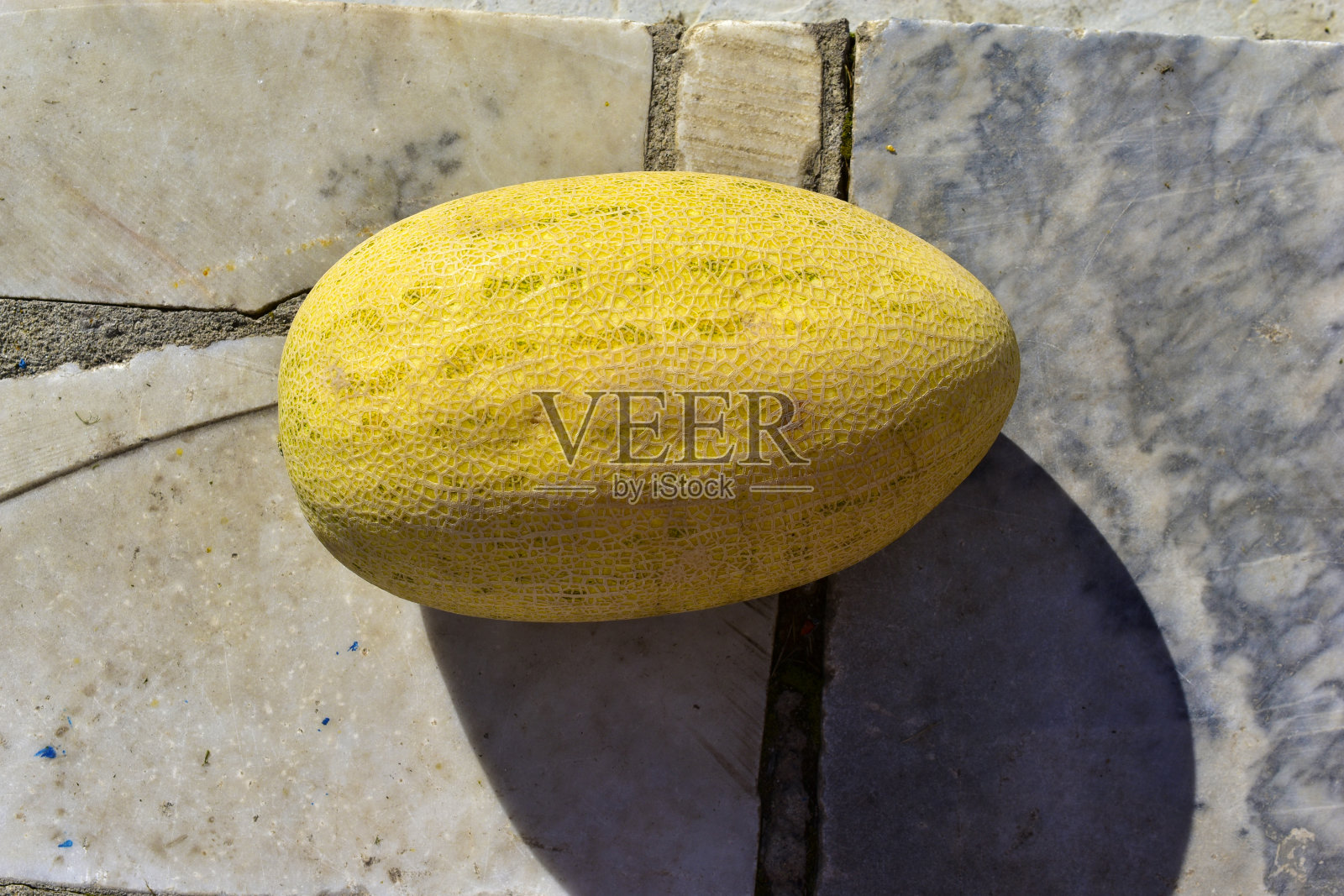 石头地板上放着熟瓜的黄色果实照片摄影图片