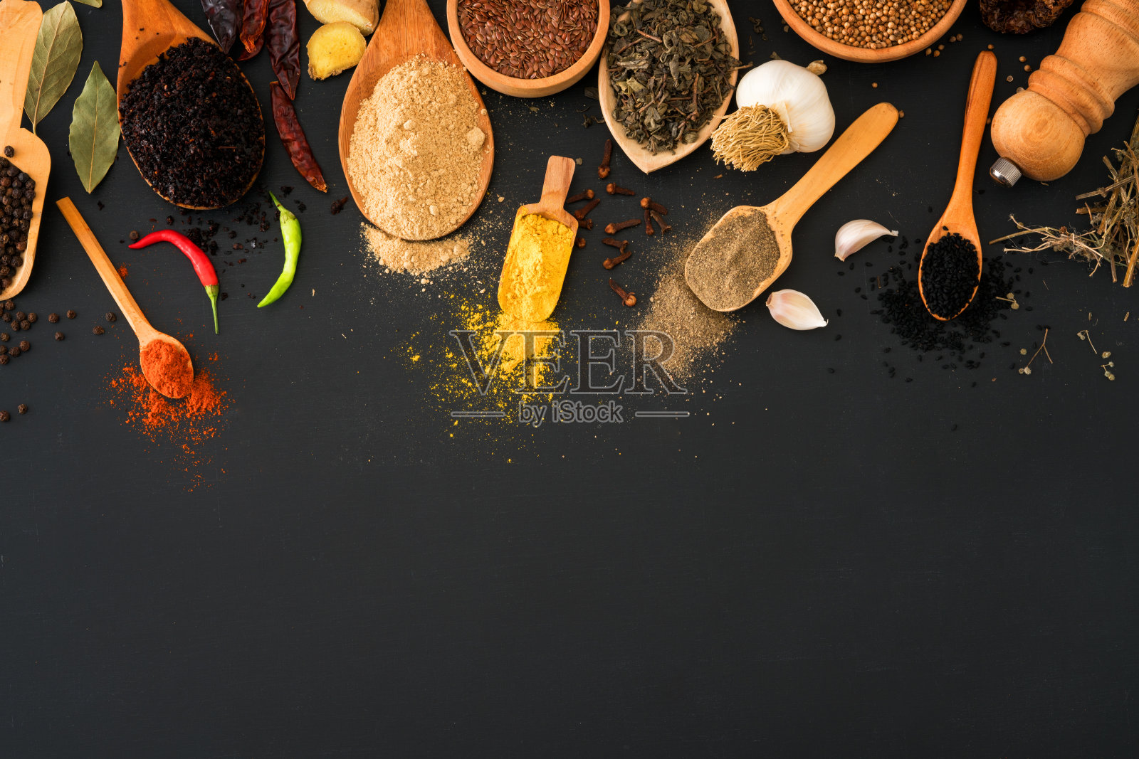 用于烹饪的香料在黑色背景照片摄影图片
