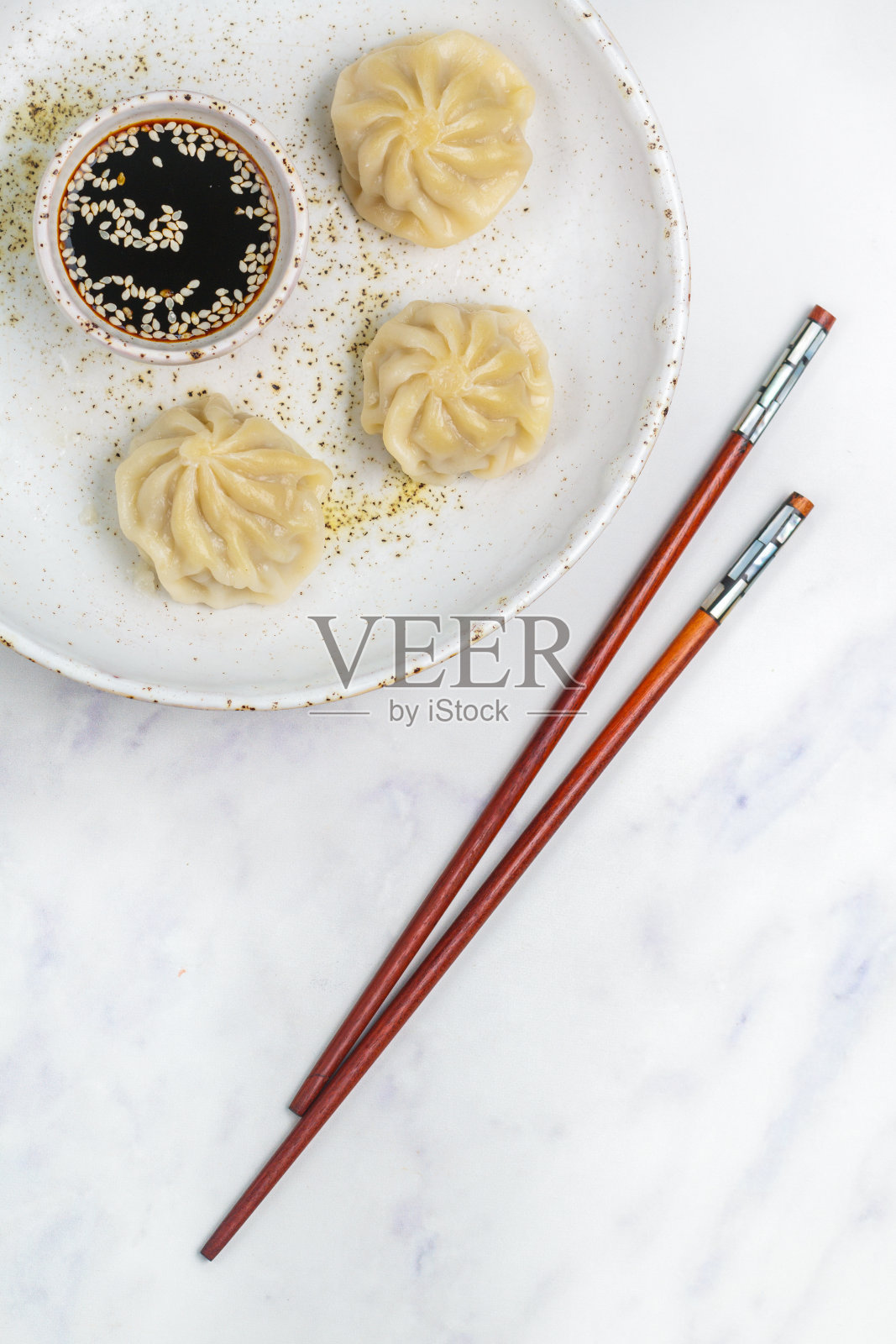 饺子用肉或海鲜(猪肉，牛肉，鱼，虾)加酱油和芝麻。东方和亚洲菜(中国，韩国，日本，越南，泰国)。选择性聚焦，复制空间照片摄影图片