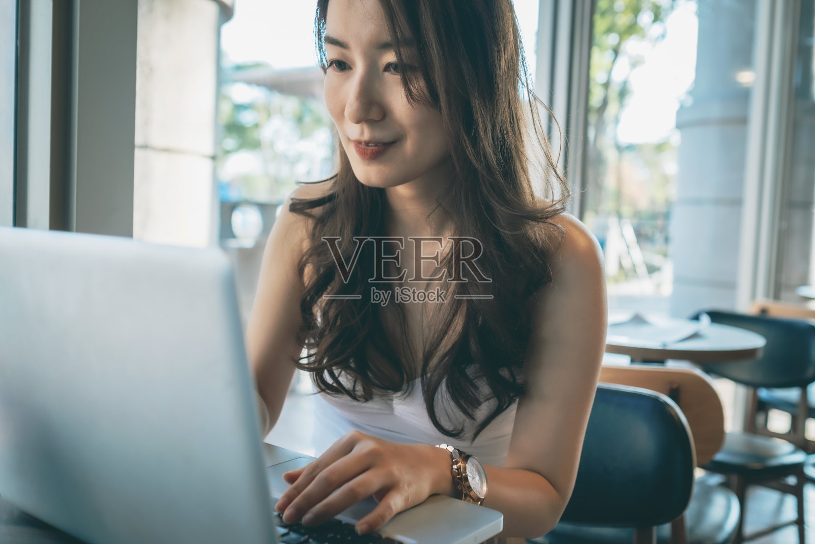 在咖啡馆工作的年轻亚洲女人照片摄影图片