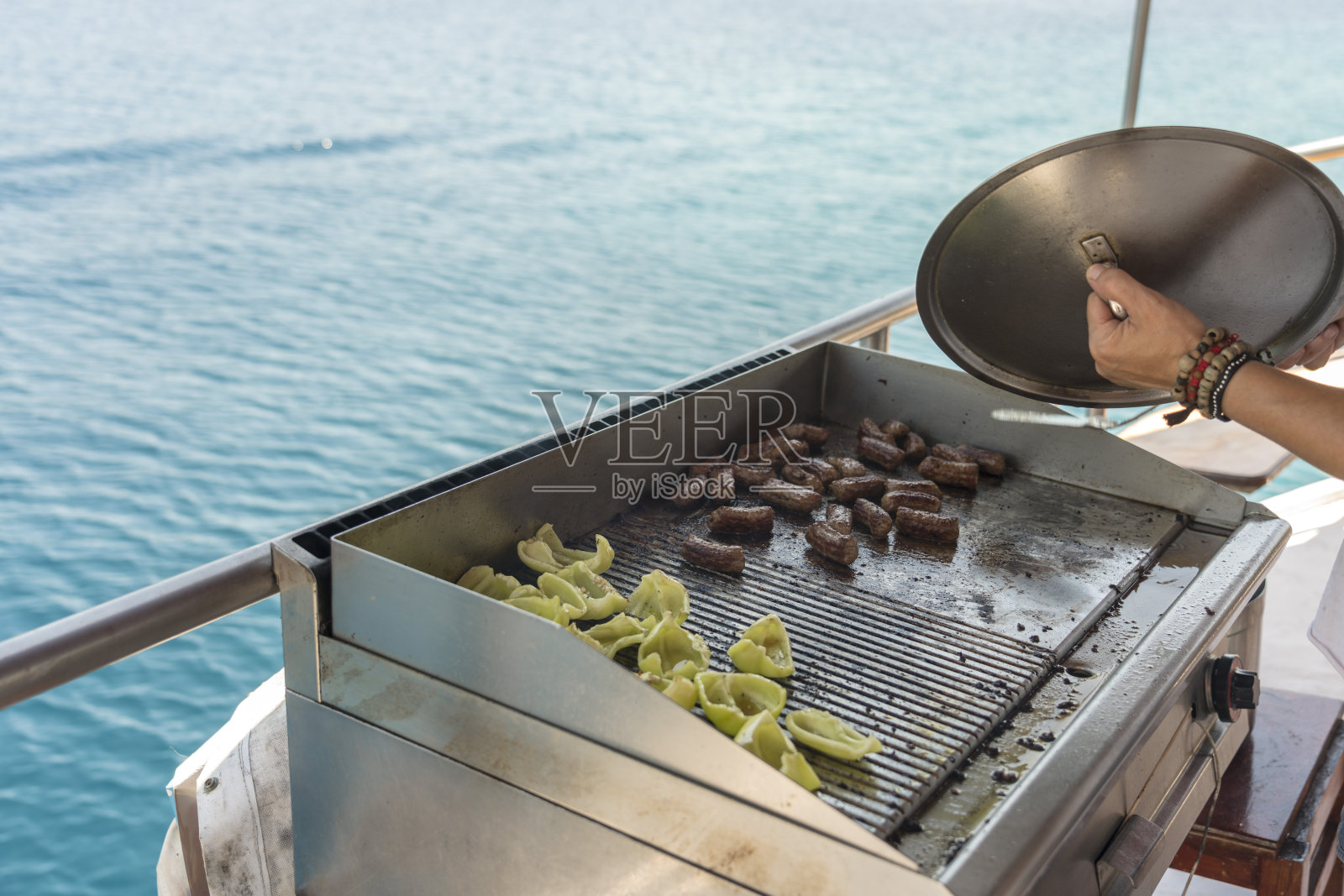 船上的烤肉串照片摄影图片