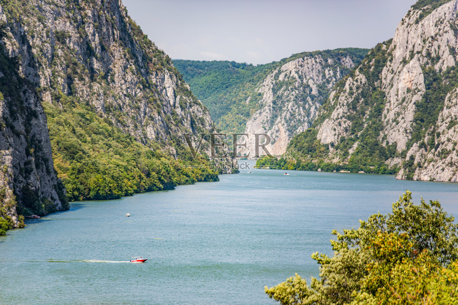多瑙河穿过Djerdap峡谷。照片摄影图片