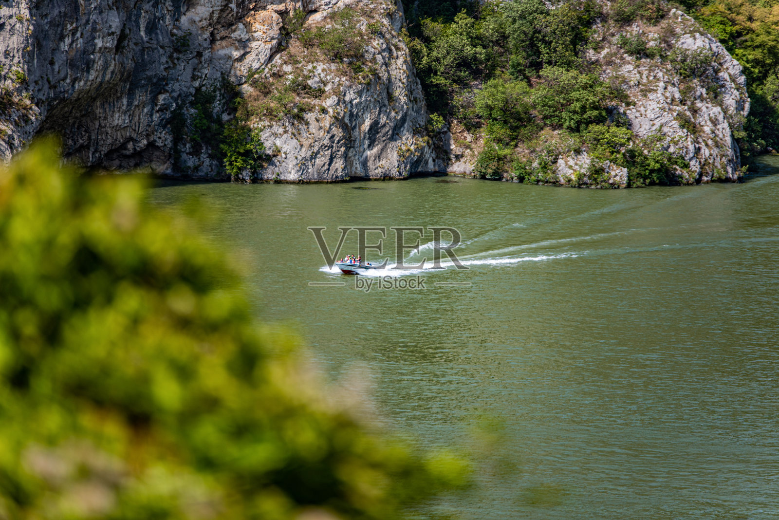 多瑙河上的小船穿过杰戴普峡谷。照片摄影图片