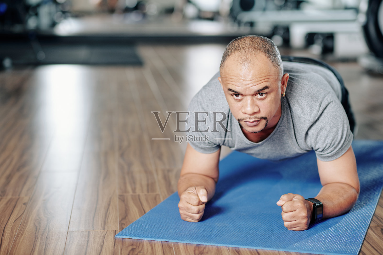 男子做平板支撑姿势照片摄影图片