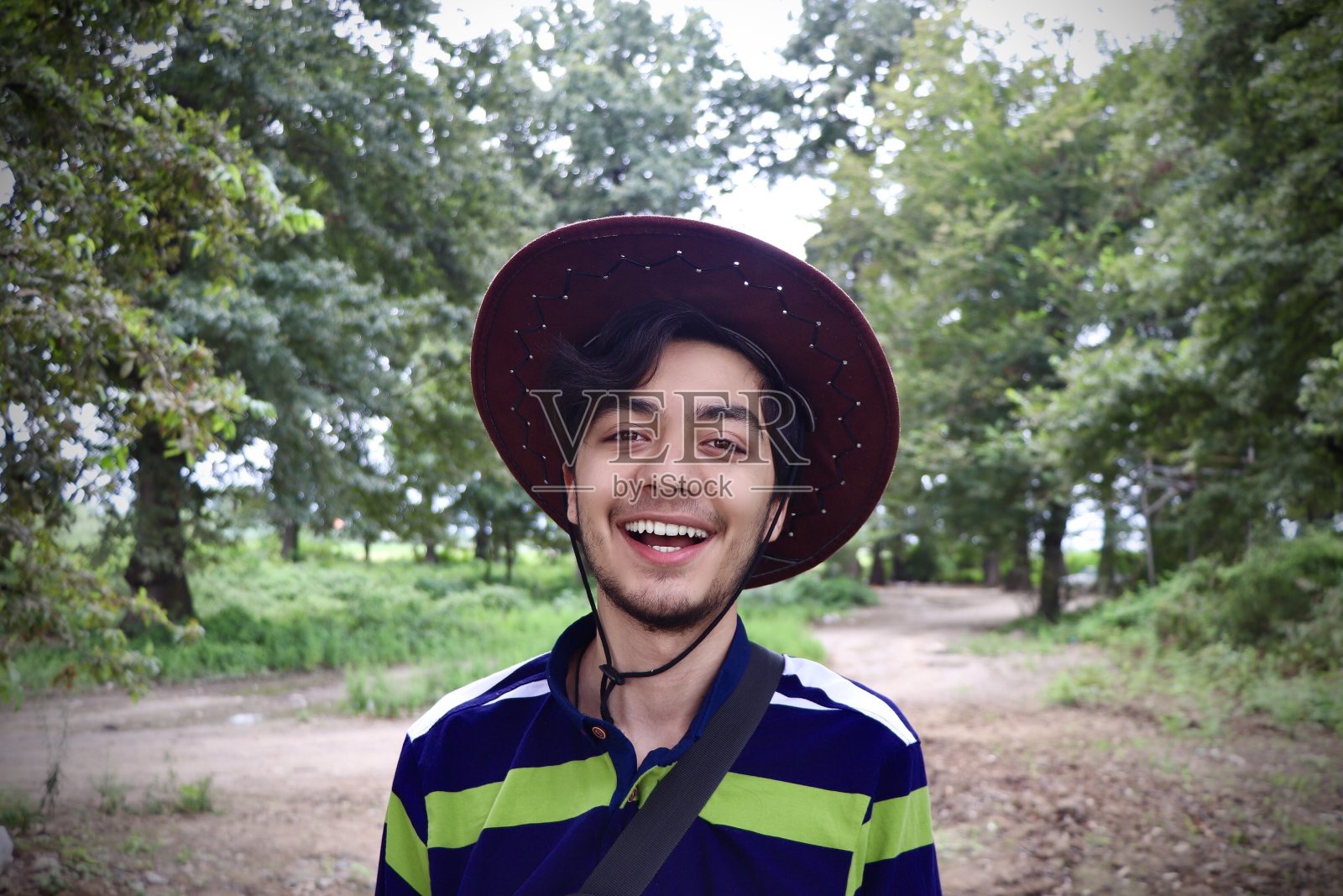 快乐的年轻男子肖像照片摄影图片