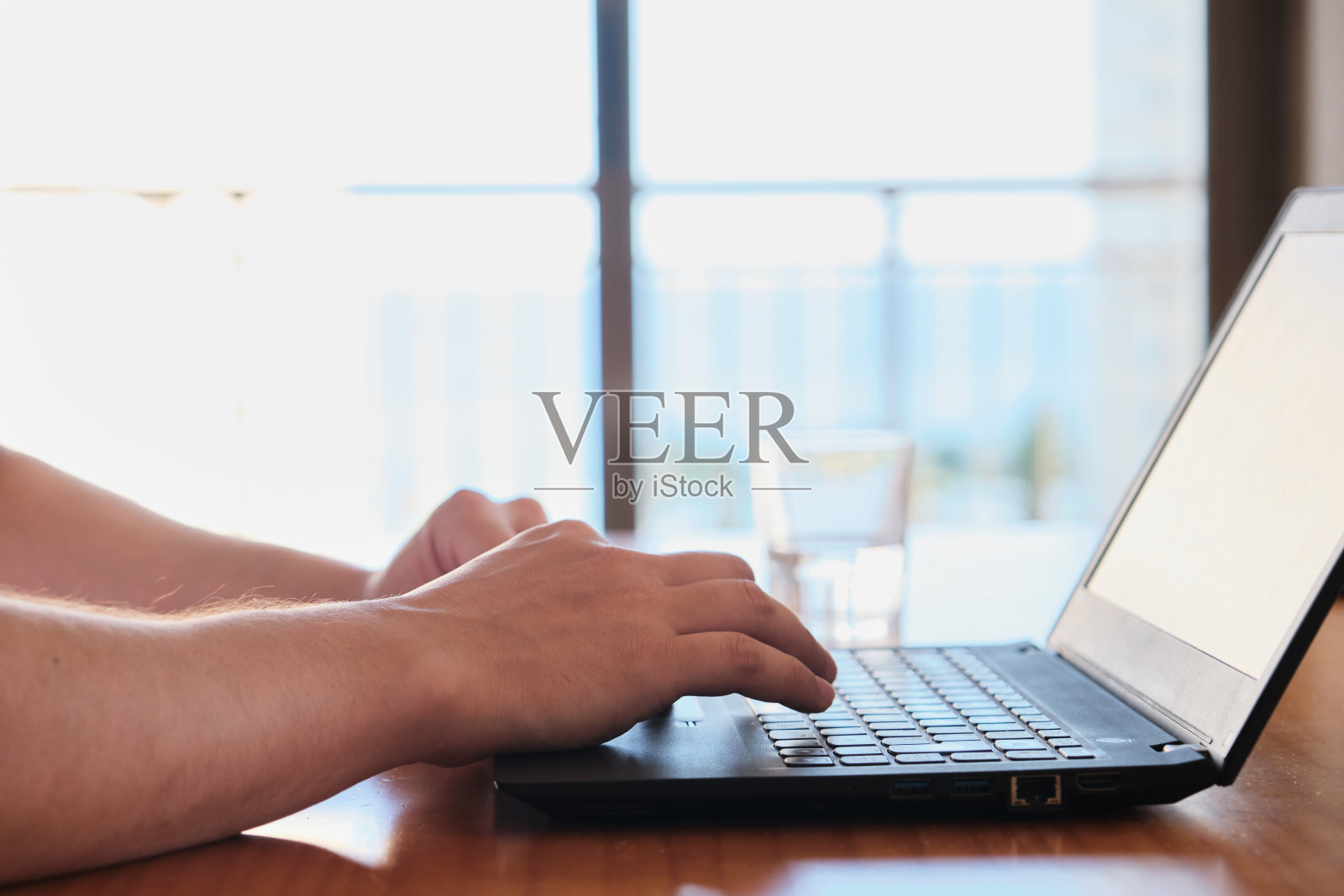 人类的手使用电脑照片摄影图片