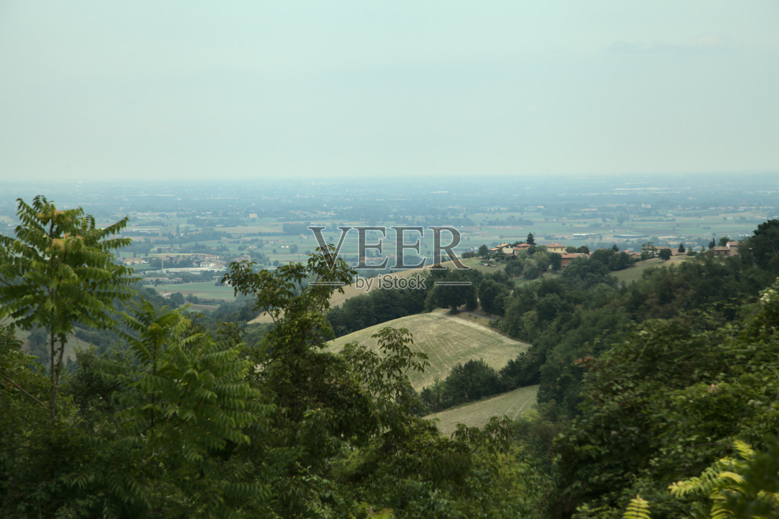 阴天翻耕过的山坡照片摄影图片
