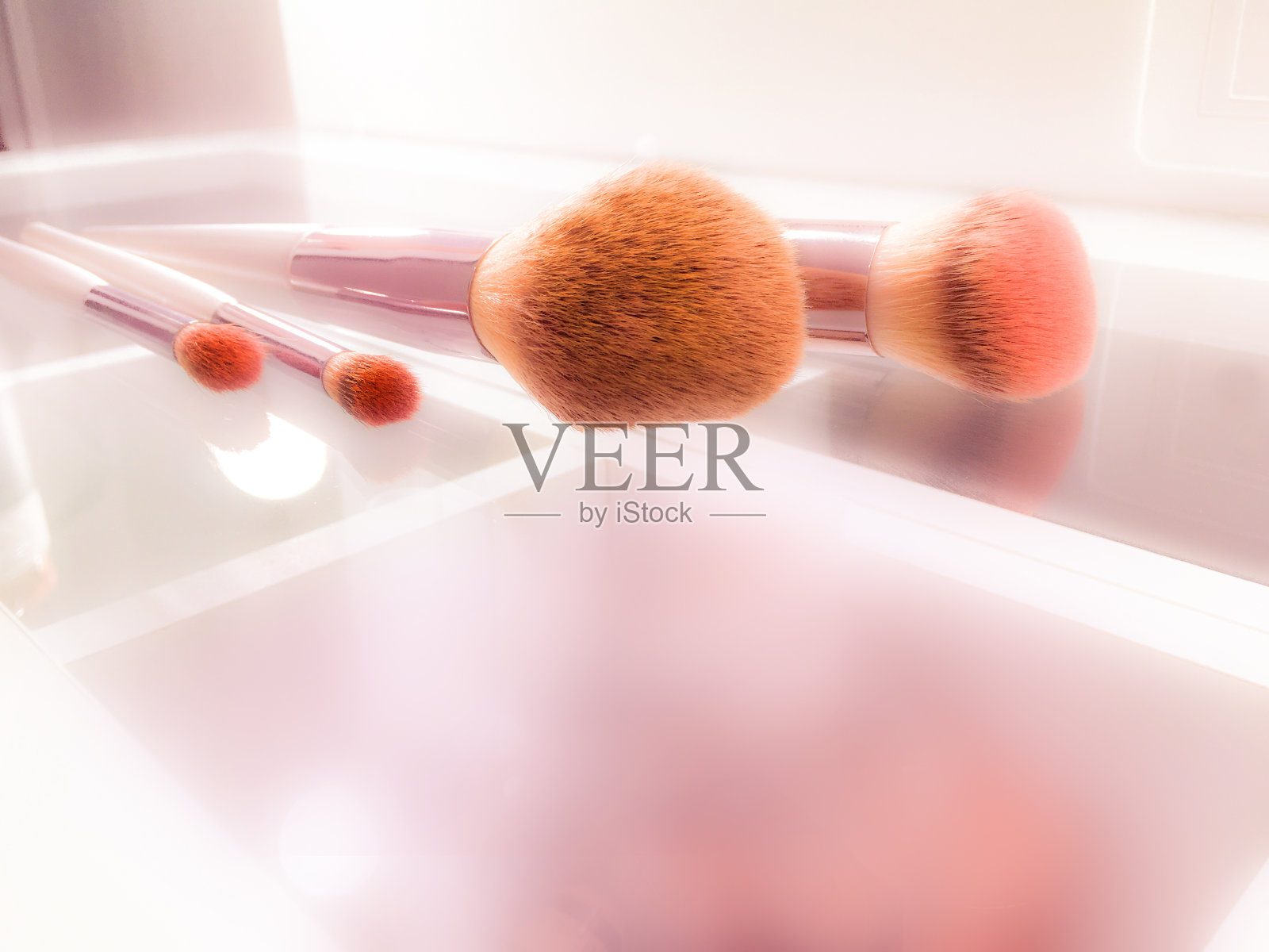 粉笔背景，粉色调，化妆台上，白色和照明。照片摄影图片