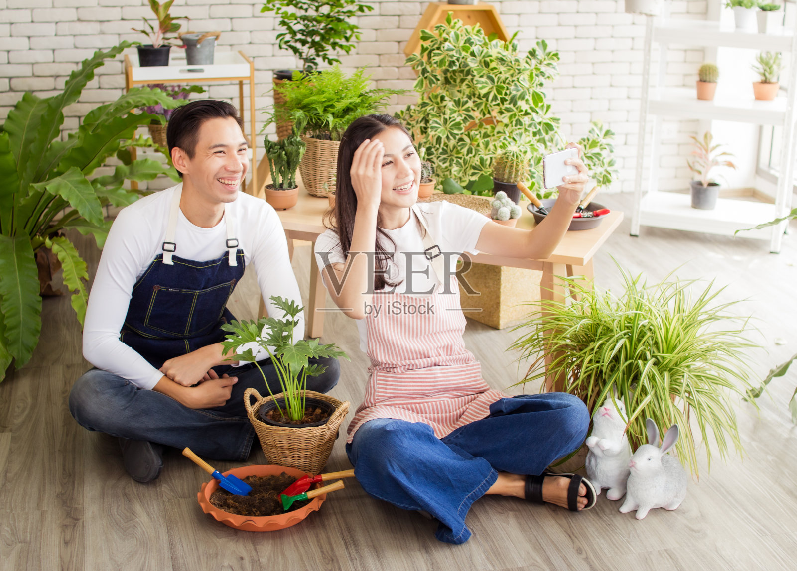 亚洲夫妇男女小企业主经营盆栽照片摄影图片