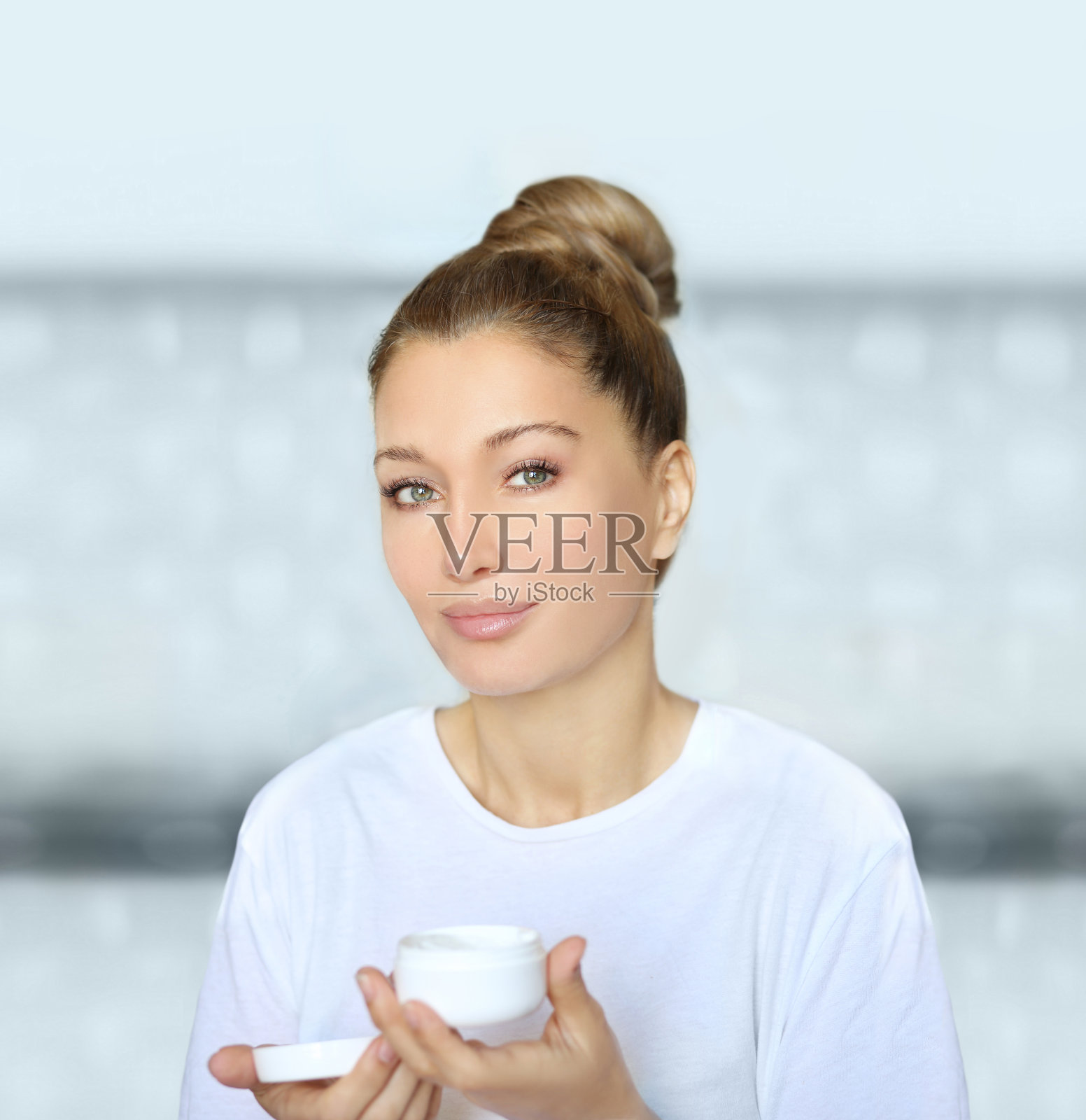 神奇的抗衰老霜。应用奶油。照片摄影图片