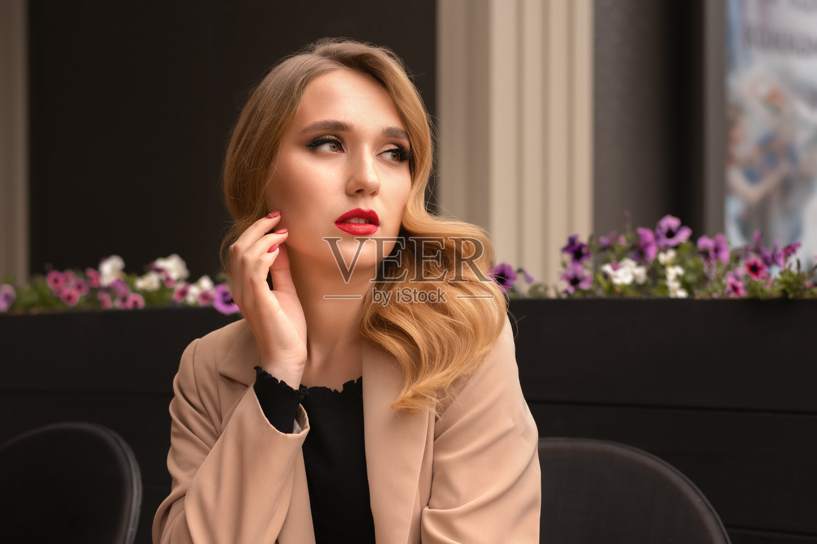 坐在街边咖啡馆思考的年轻时尚女孩画像照片摄影图片